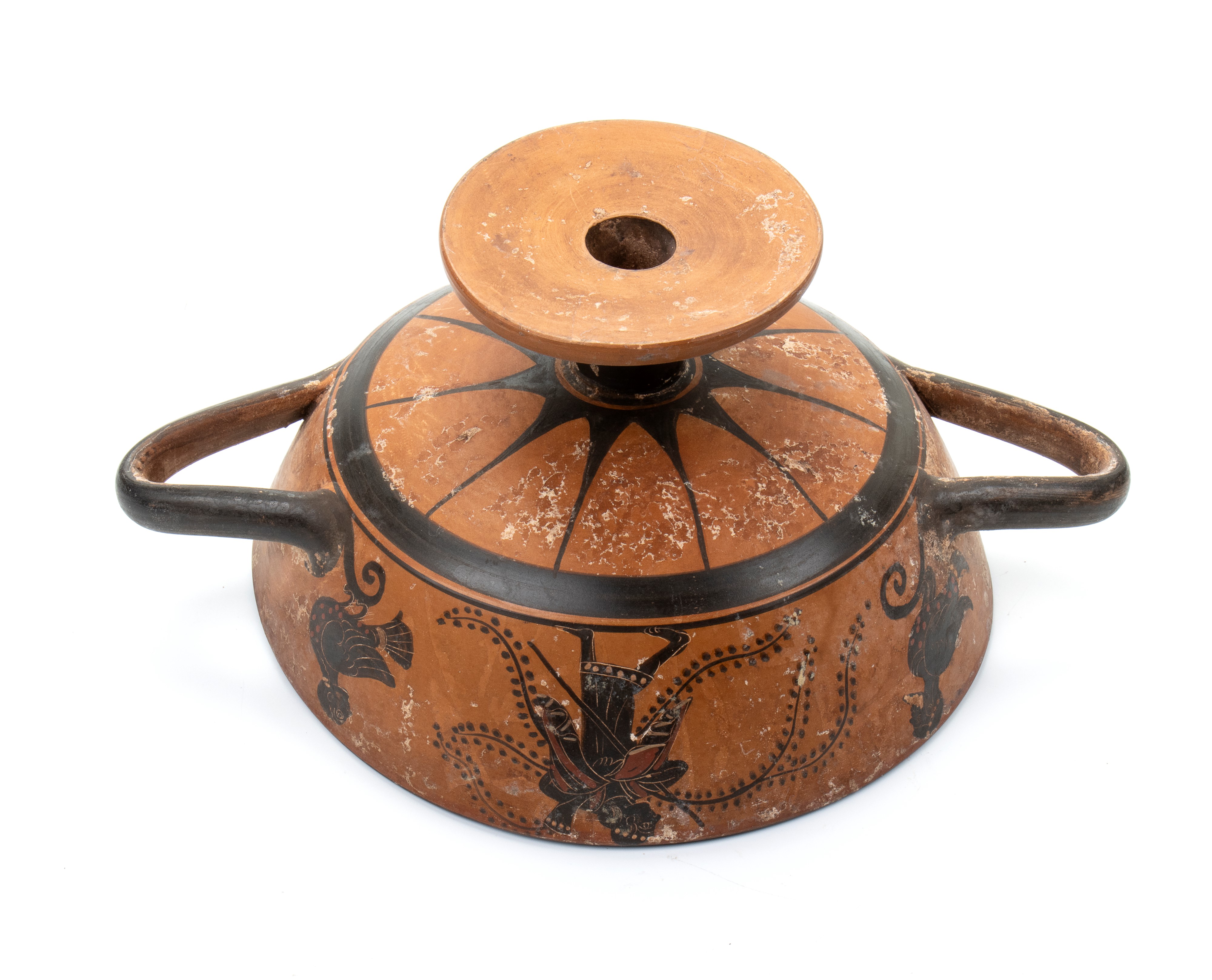 Coppa con manici in ceramic arcaica a figure nere con simposio