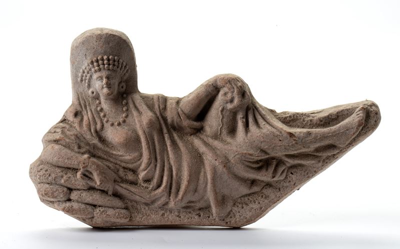 Rilievo su imitazione di sarcofago etrusco con figura di divinità o donna distesa con grande copr...