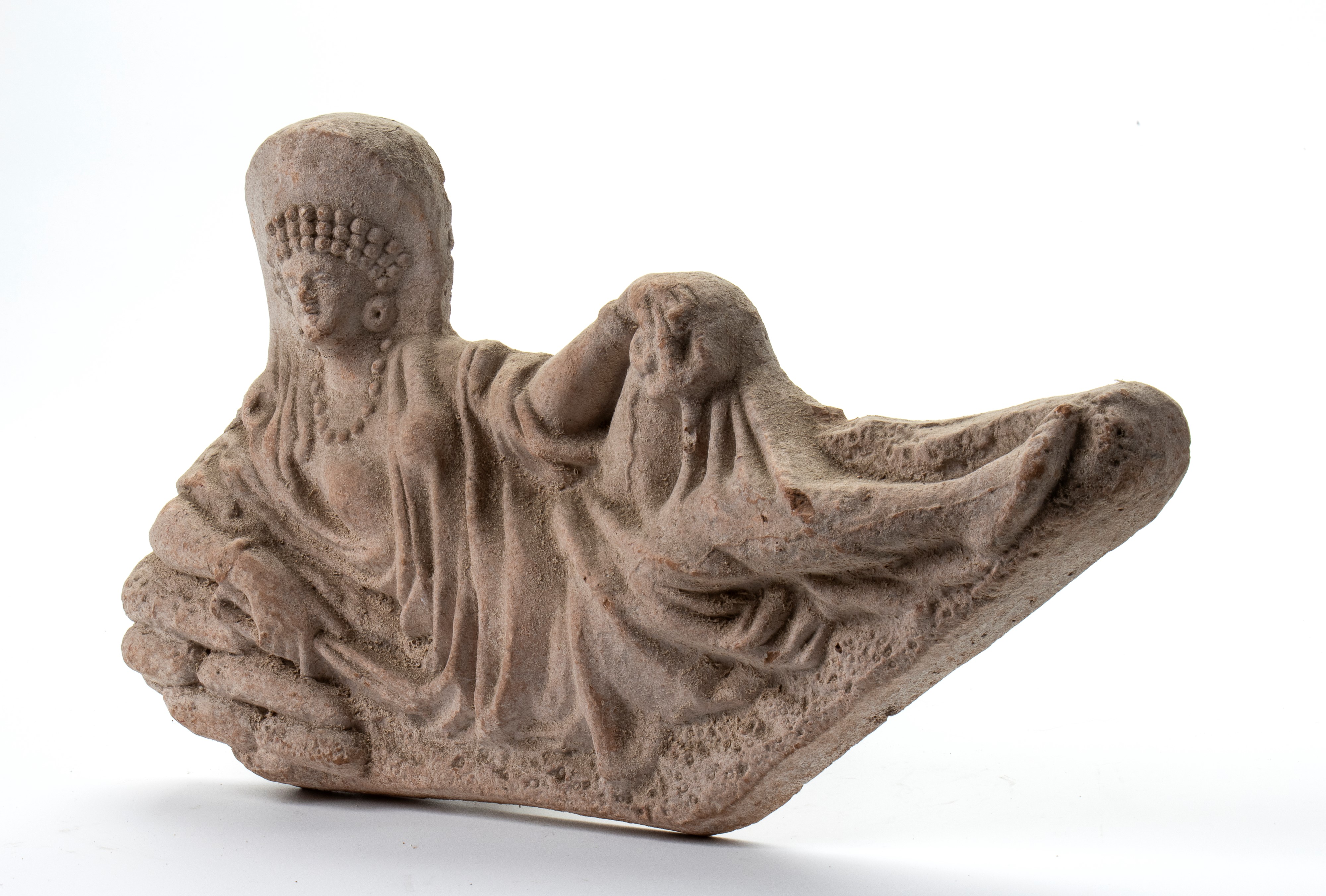 Rilievo su imitazione di sarcofago etrusco con figura di divinità o donna distesa con grande copr...