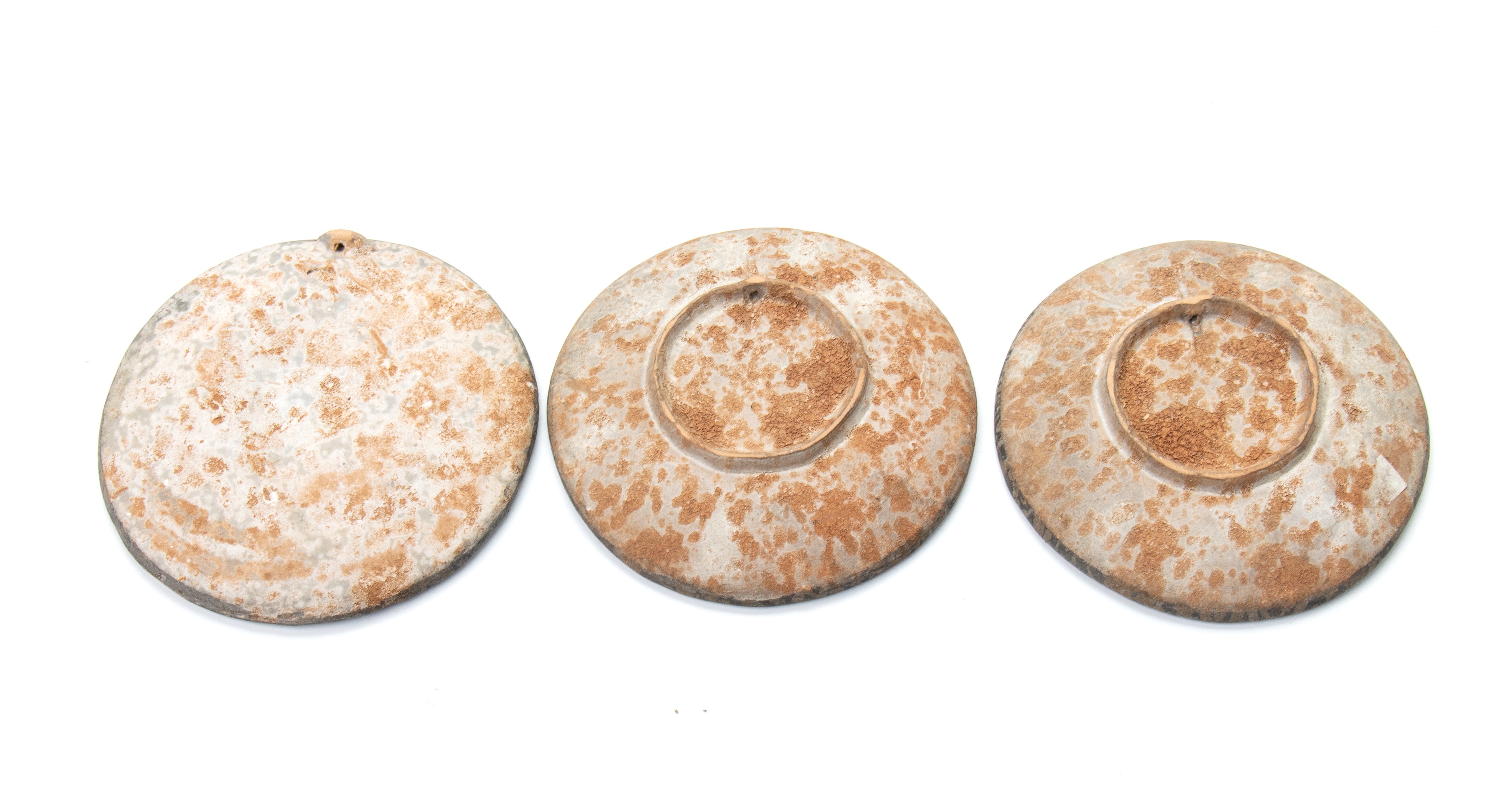 Lotto di 3 piattini in ceramica arcaica a figure nere con guerrieri