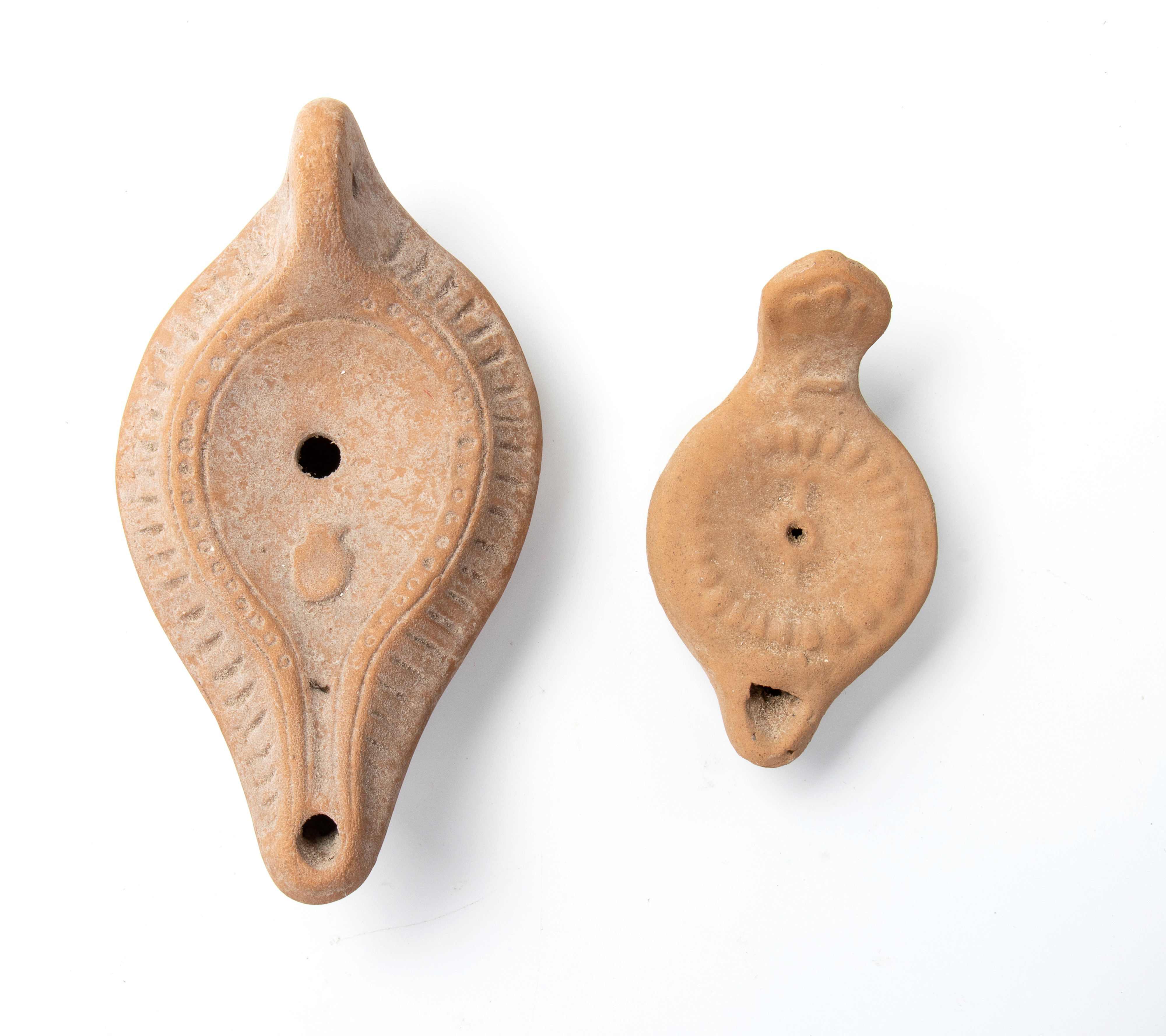 Lotto di 3 lucerne in terracotta con decori a rilievo di kiro e simboli paleocristiani