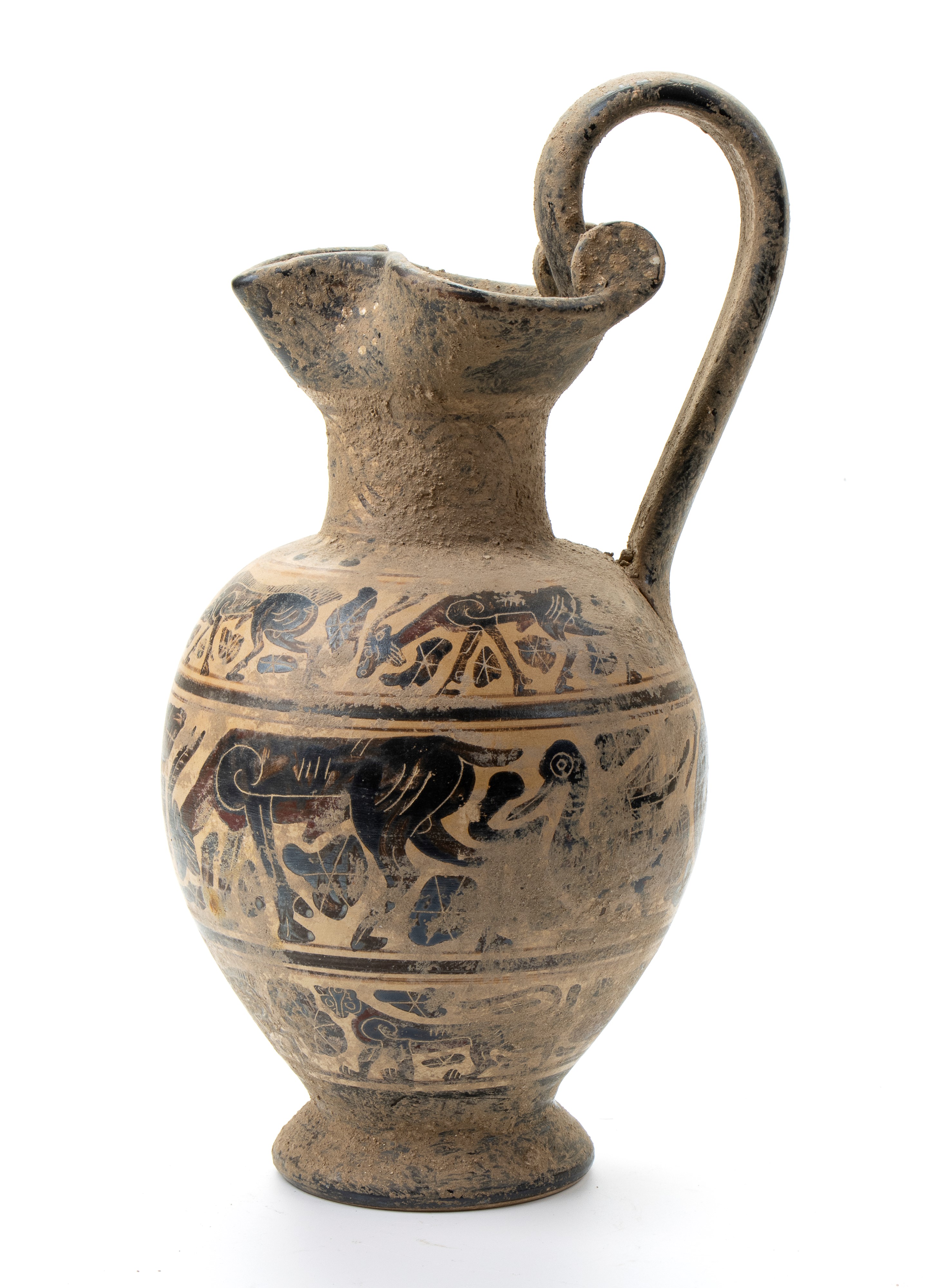 Oinochoe in ceramica arcaica a figure nere con becco carenato e decori zoomorfi su tre fasce