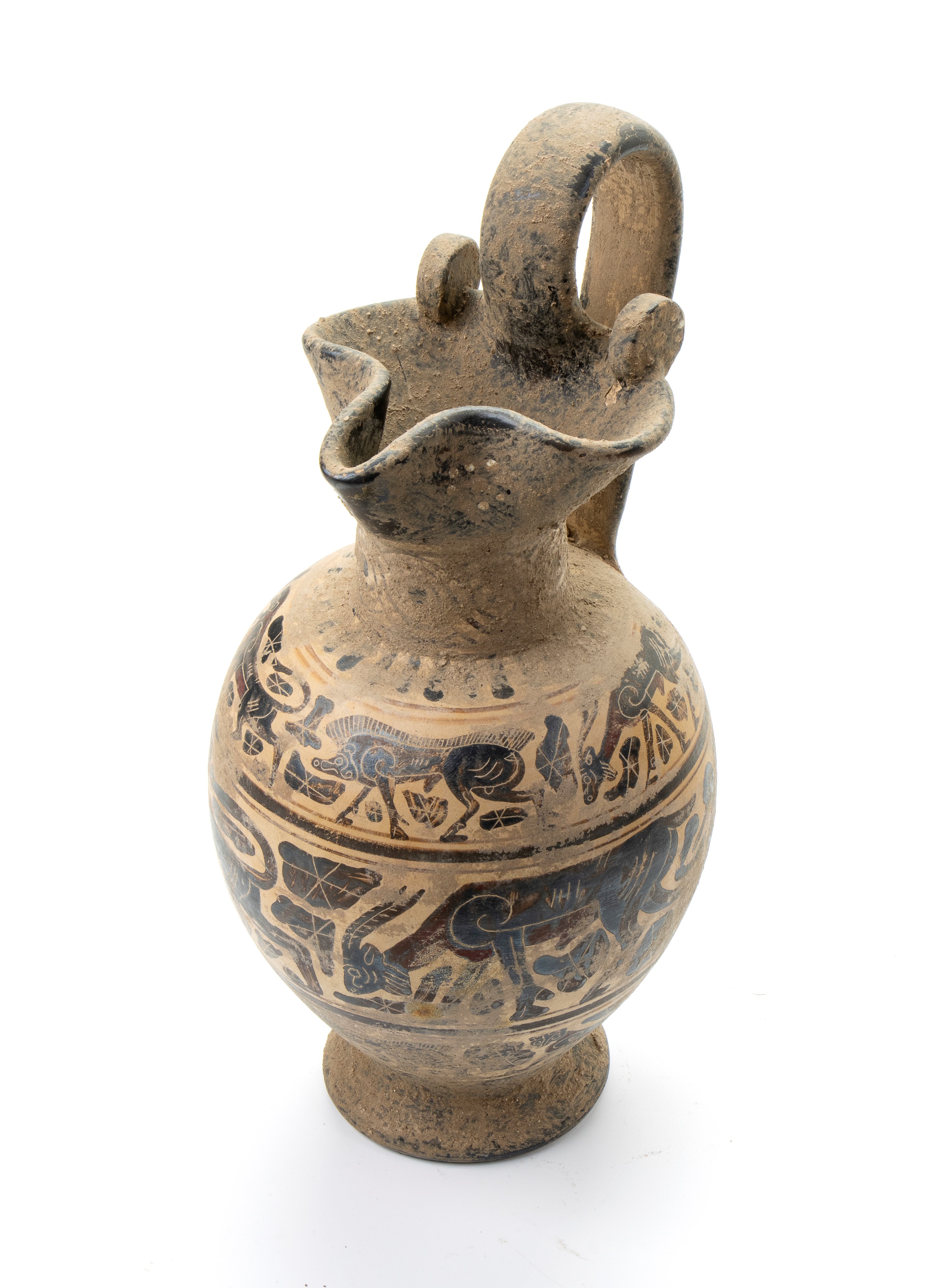 Oinochoe in ceramica arcaica a figure nere con becco carenato e decori zoomorfi su tre fasce