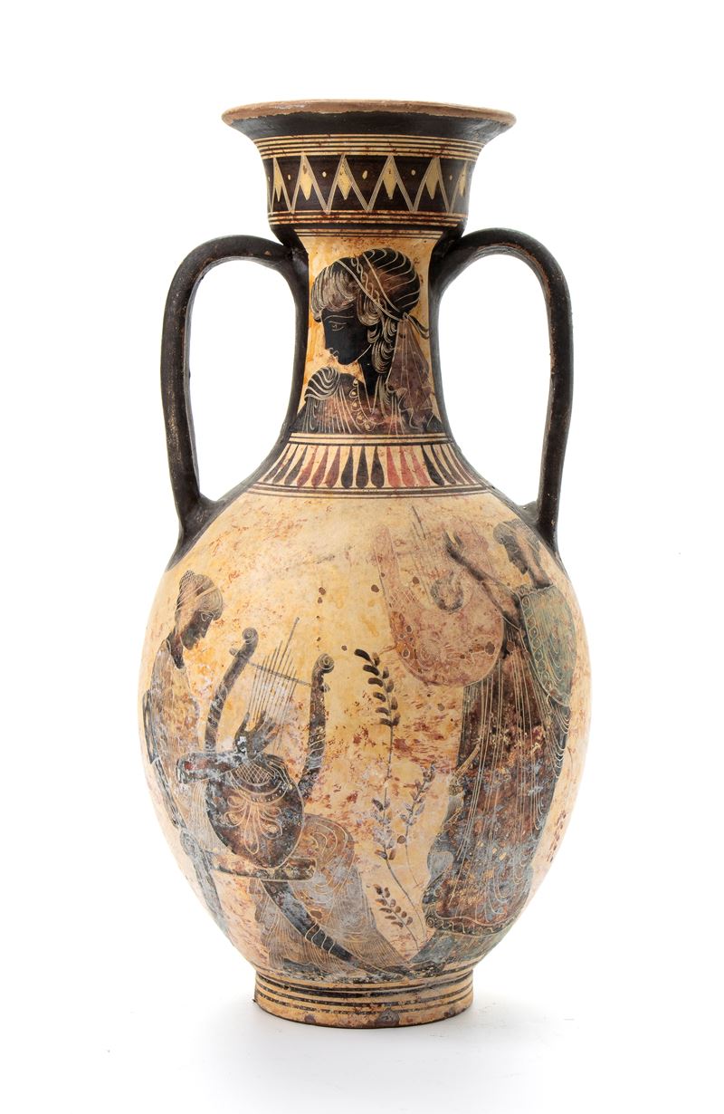 Anfora biansata in ceramica arcaica a figure nere con suonatrici di cetra nel corpo e profilo di ...
