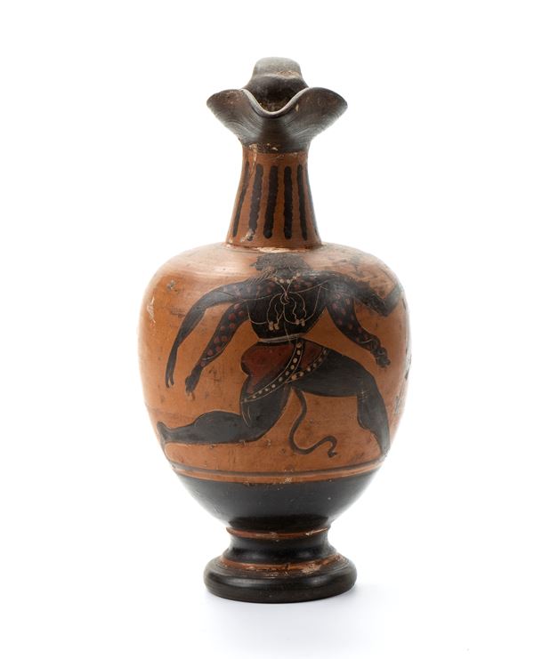 Piccolo oinochoe in ceramica arcaica a figure nere con becco carenato con arciere a 4 braccia