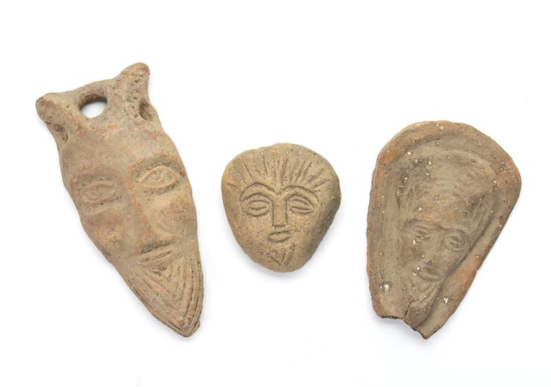 Lotto di due formelle raffiguranti fauni e un sasso raffigurante con inciso un fauno