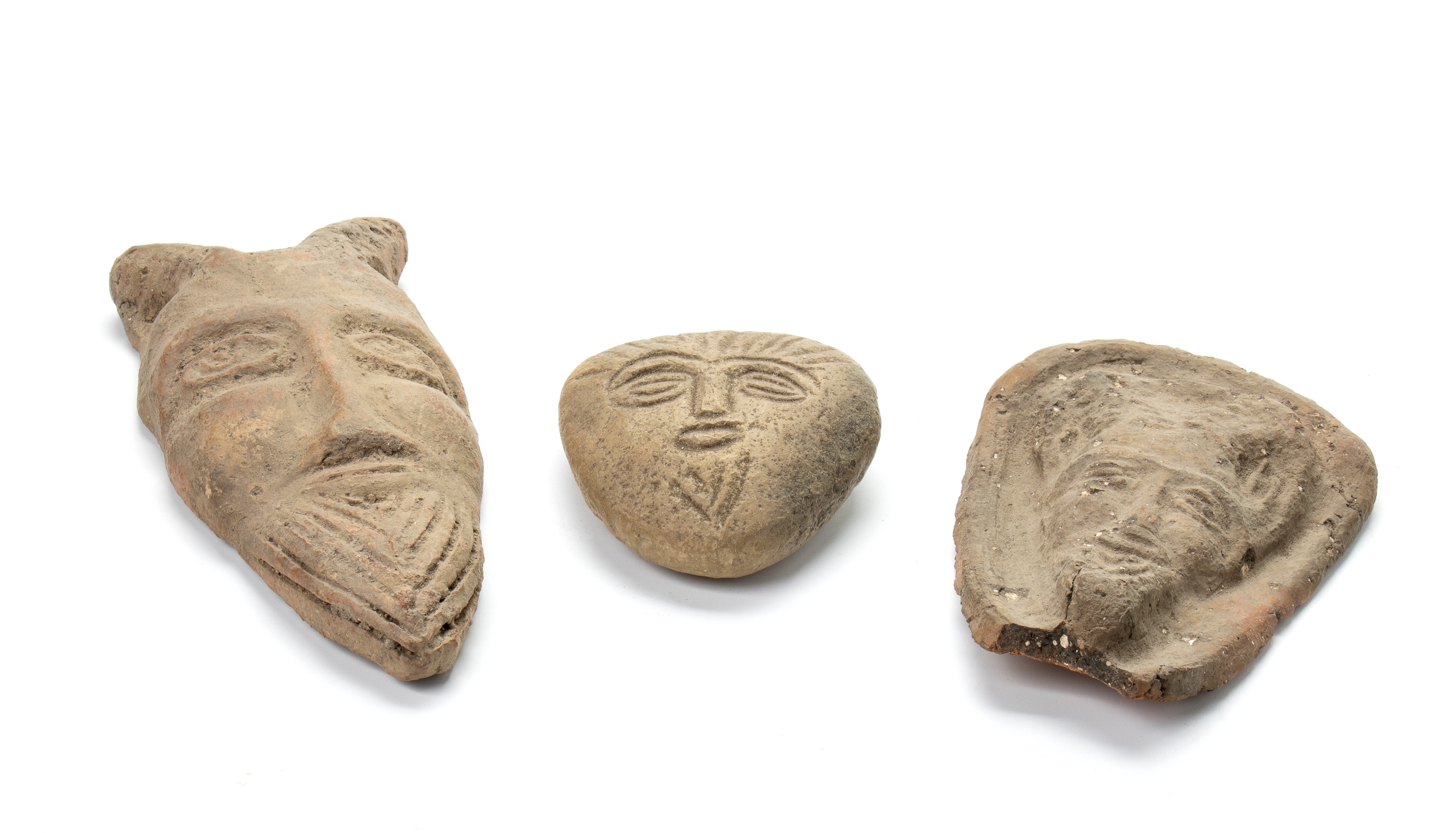 Lotto di due formelle raffiguranti fauni e un sasso raffigurante con inciso un fauno