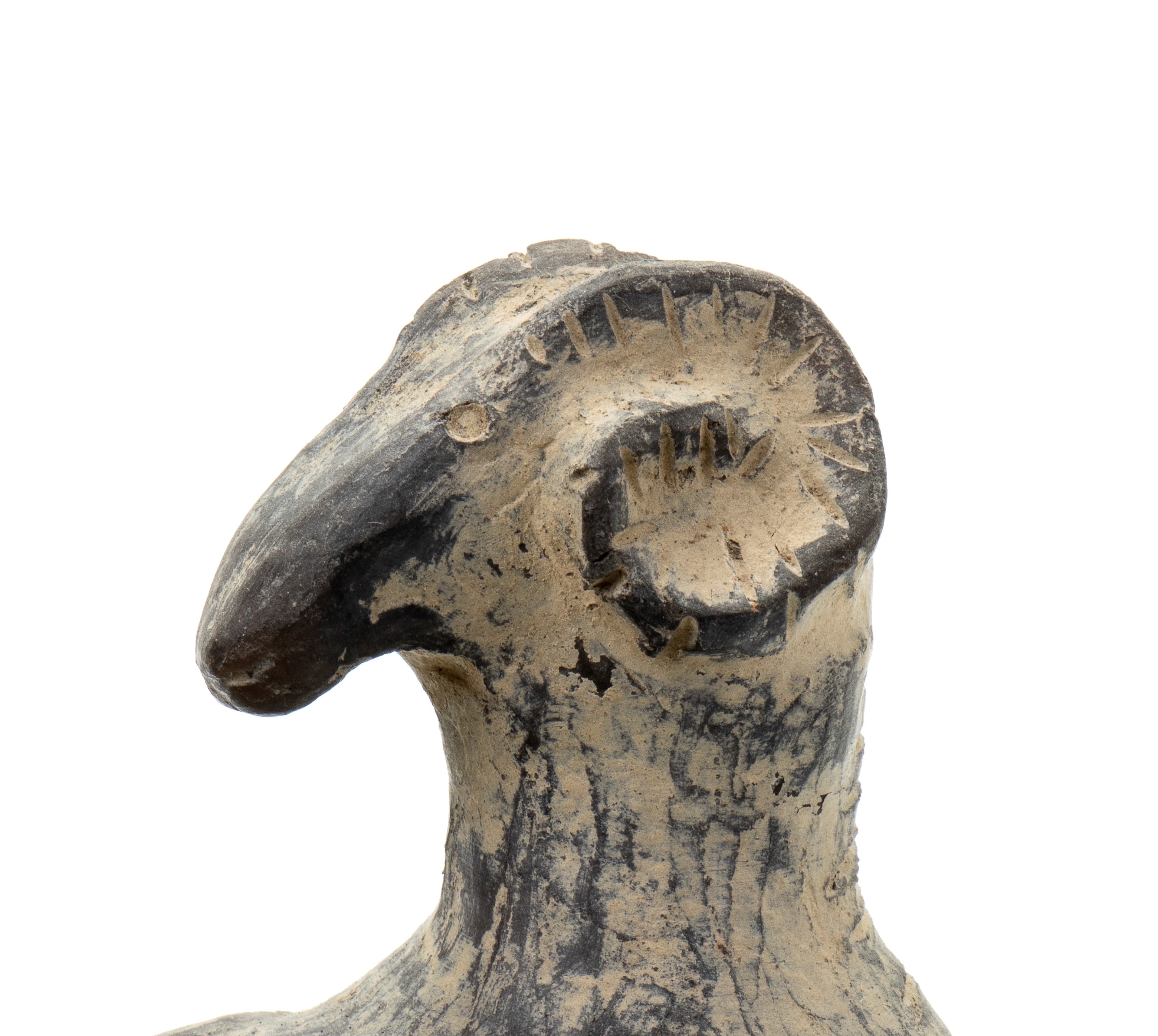 Coppa biansata in ceramica buccheroide con decori a rilievo di testa di montone sulle anse e umbo...