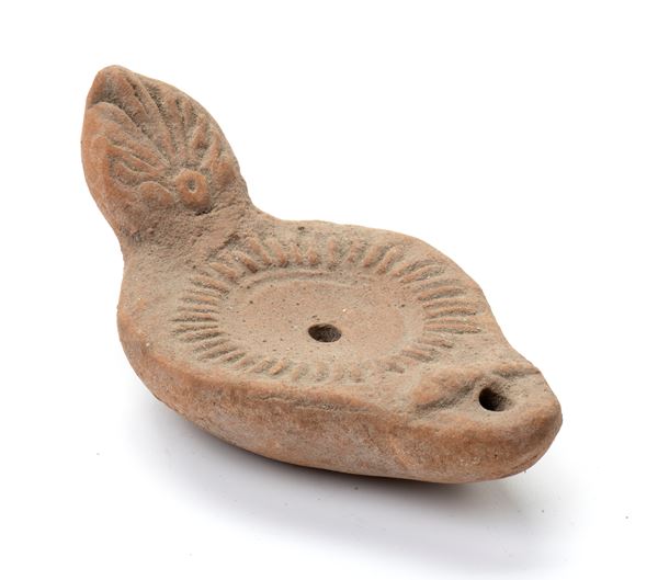 Lucerna in terracotta con decori paleocristiani a rilievo ed incisi