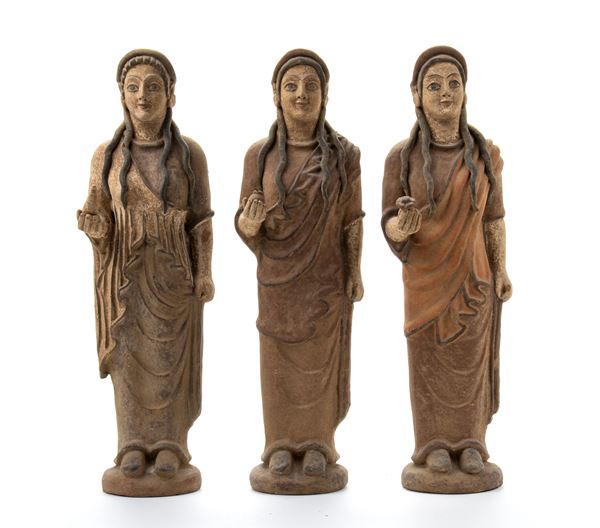 Tre figure femminili in terracotta in stile etrusco una reggente un fiore, una un vaso e una una colomba