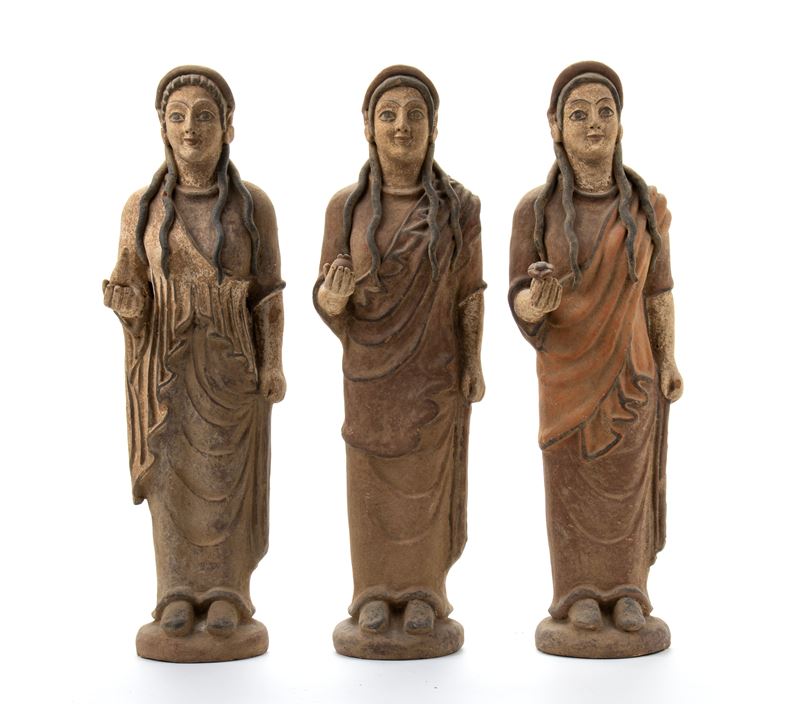 Tre figure femminili in terracotta in stile etrusco una reggente un fiore, una un vaso e una una ...