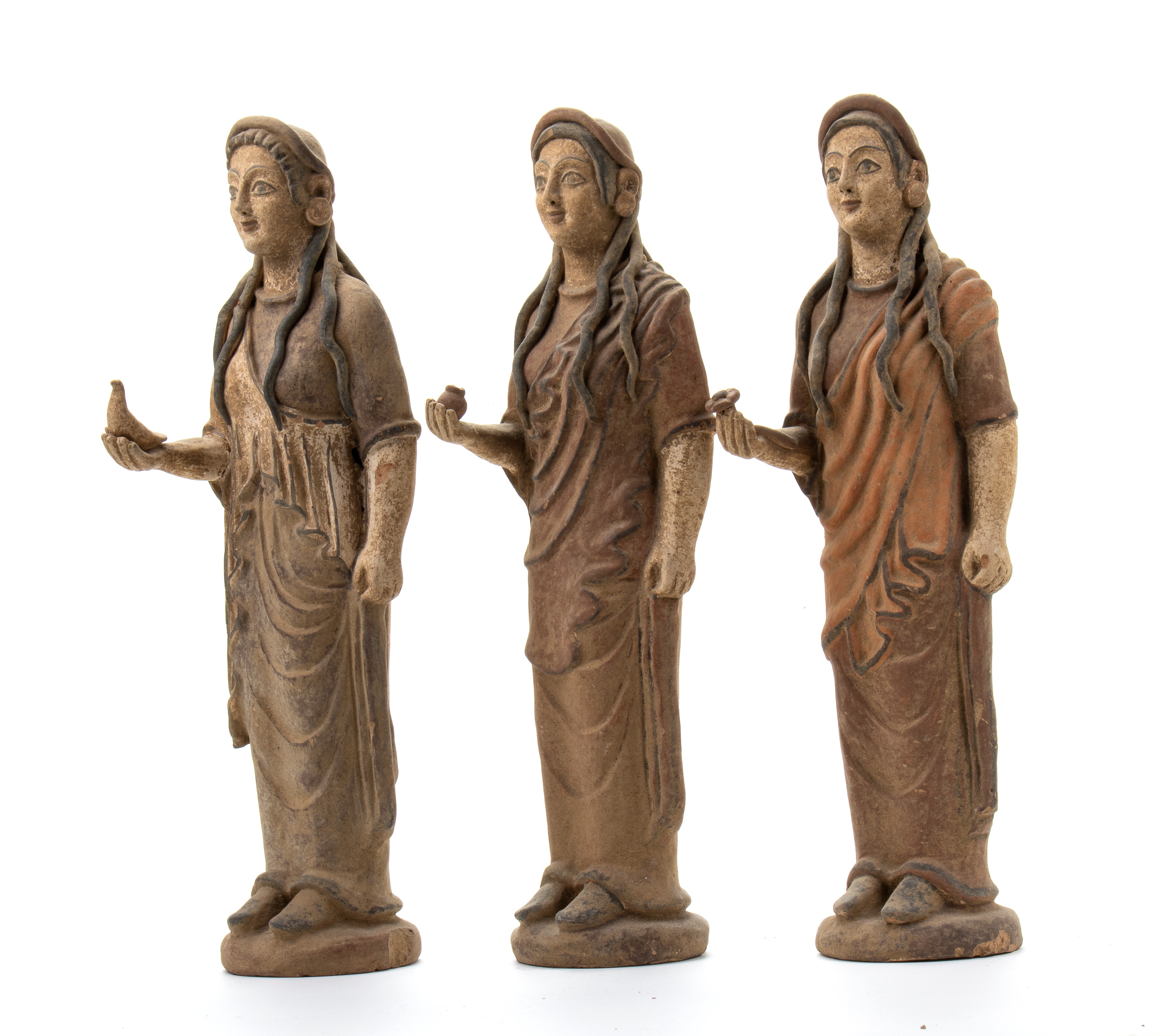 Tre figure femminili in terracotta in stile etrusco una reggente un fiore, una un vaso e una una ...