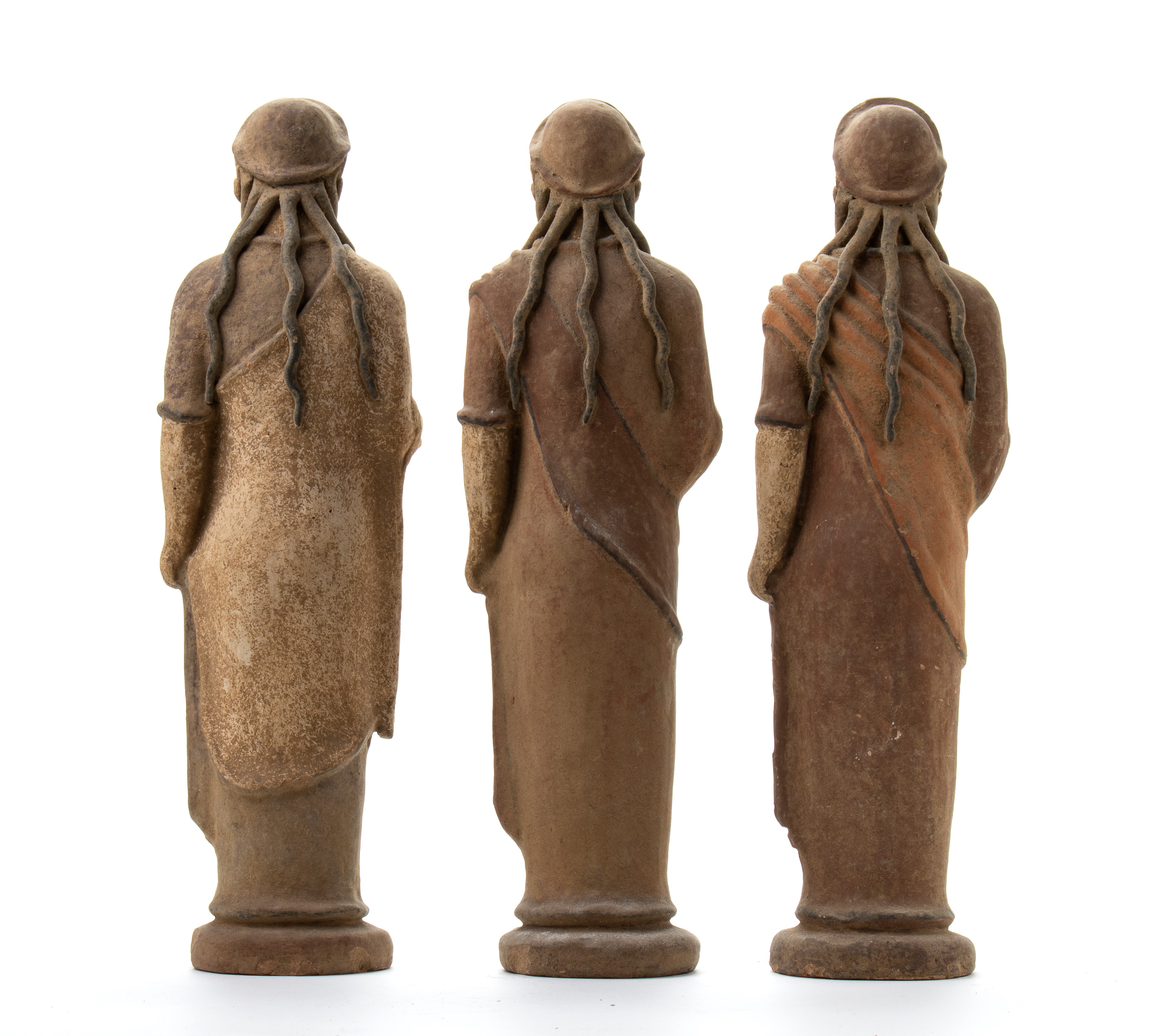 Tre figure femminili in terracotta in stile etrusco una reggente un fiore, una un vaso e una una ...