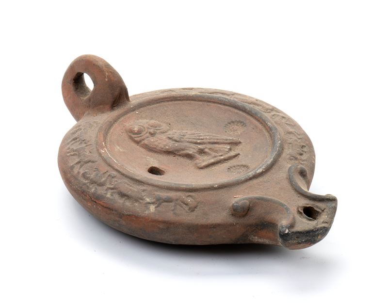 Lucerna in terracotta con decoro di civetta a rilievo quale simbolo di Atena Parthenos