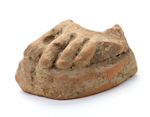 Frammento di piede in terracotta