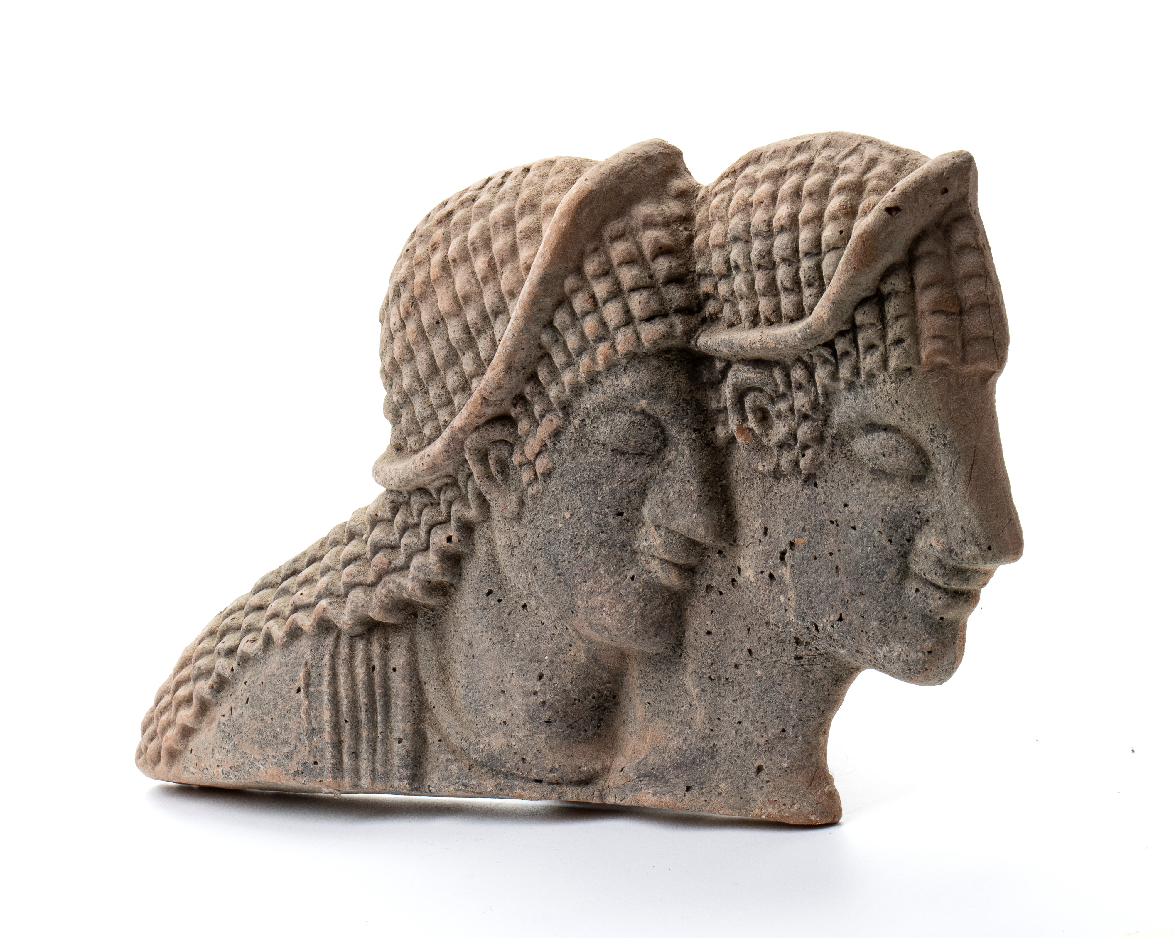 Rilievo in pietra in stile etrusco raffigurante coppia di sposi di profilo