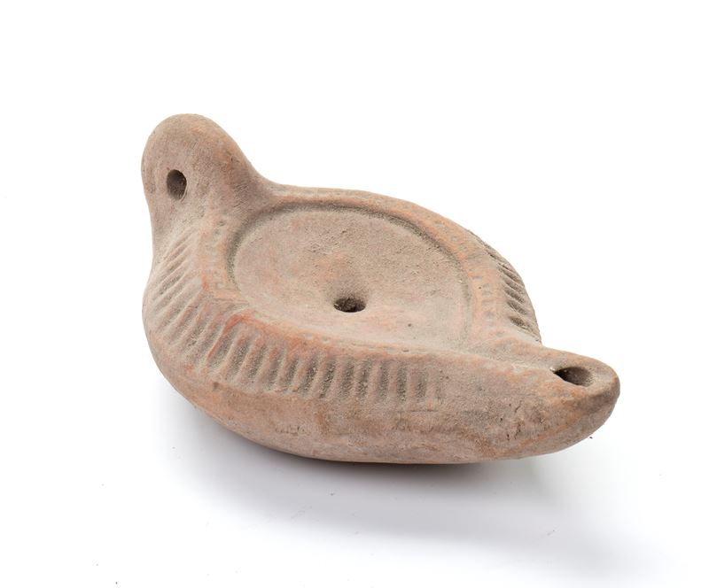 Lucerna in terracotta con decori incisi