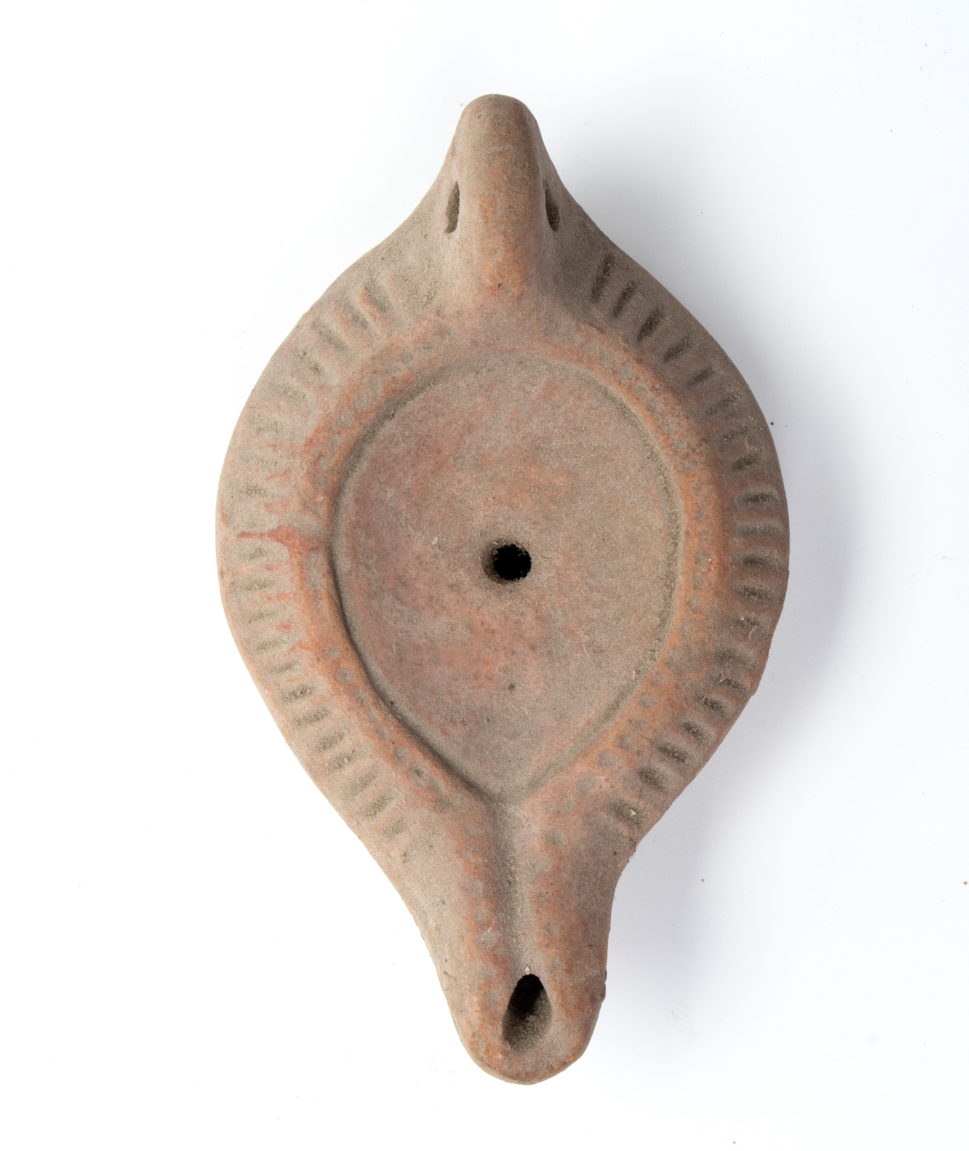 Lucerna in terracotta con decori incisi