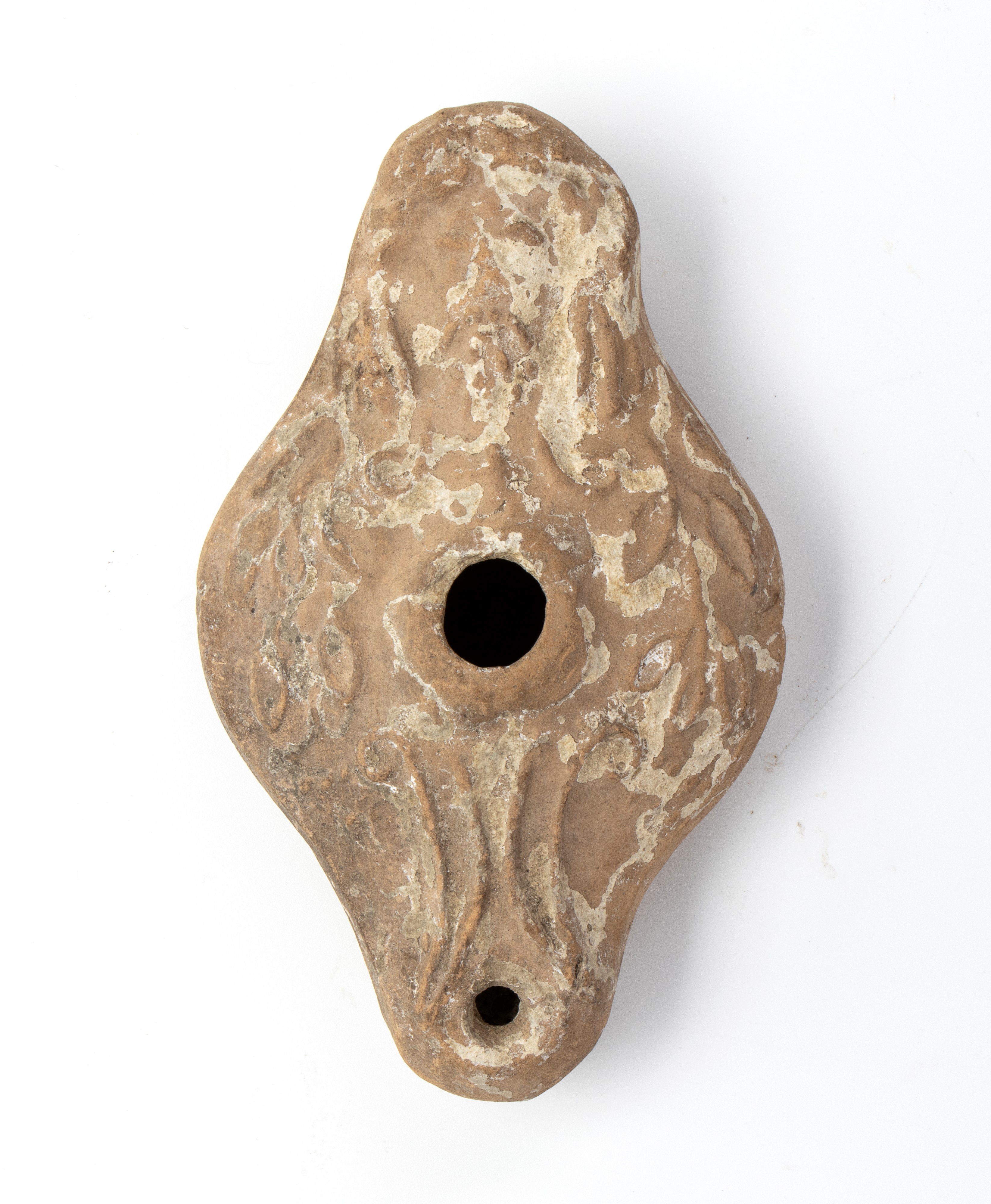 Lucerna in terracotta con mascherone e decori fogliati a rilievo