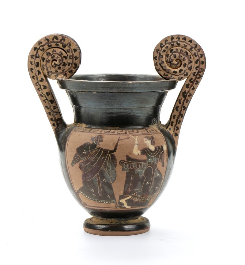 Piccolo vaso a cratere biansato in ceramica apula a figure nere. Nella parte frontale due figure ...