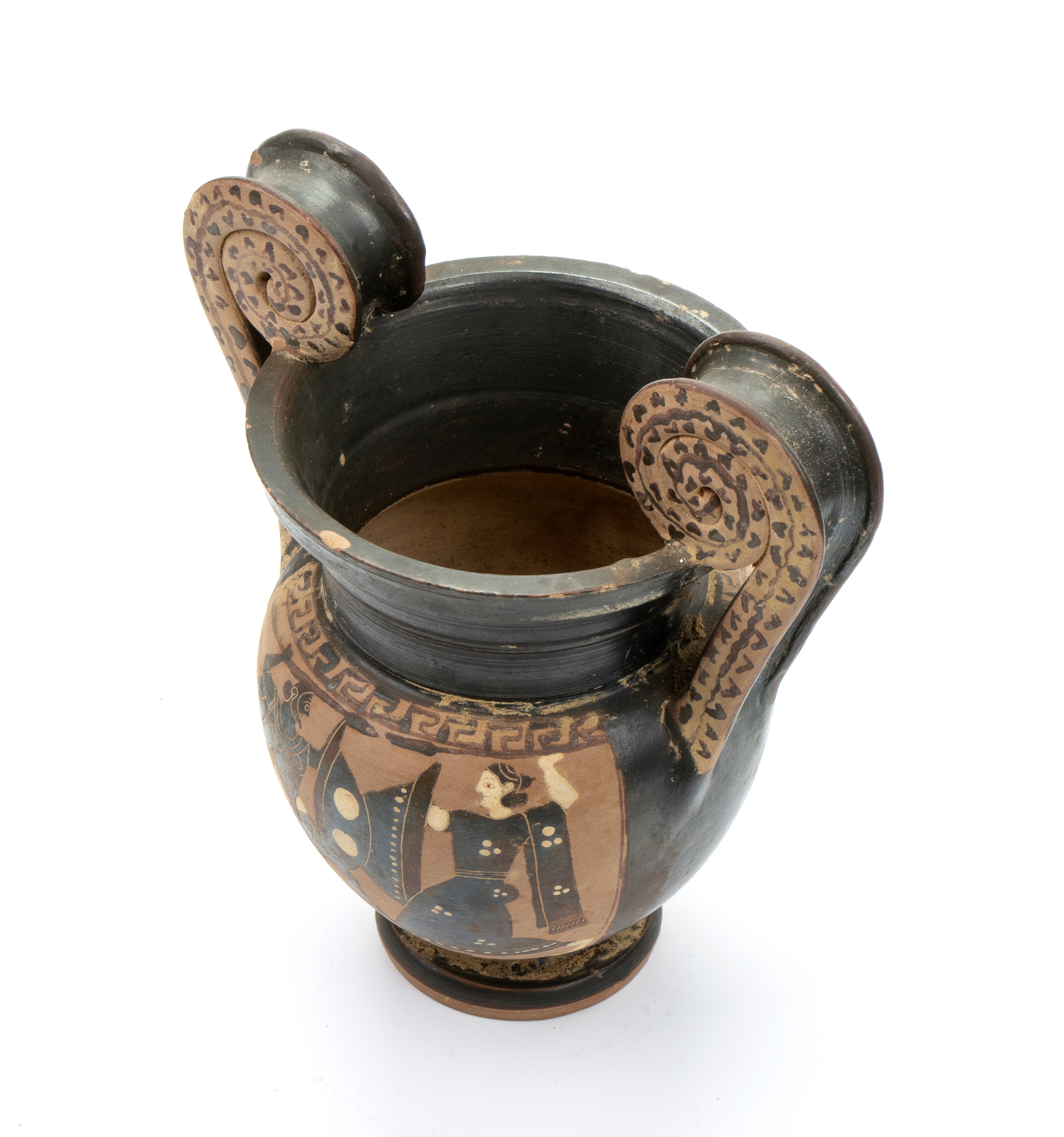 Piccolo vaso a cratere biansato in ceramica apula a figure nere. Nella parte frontale due figure ...