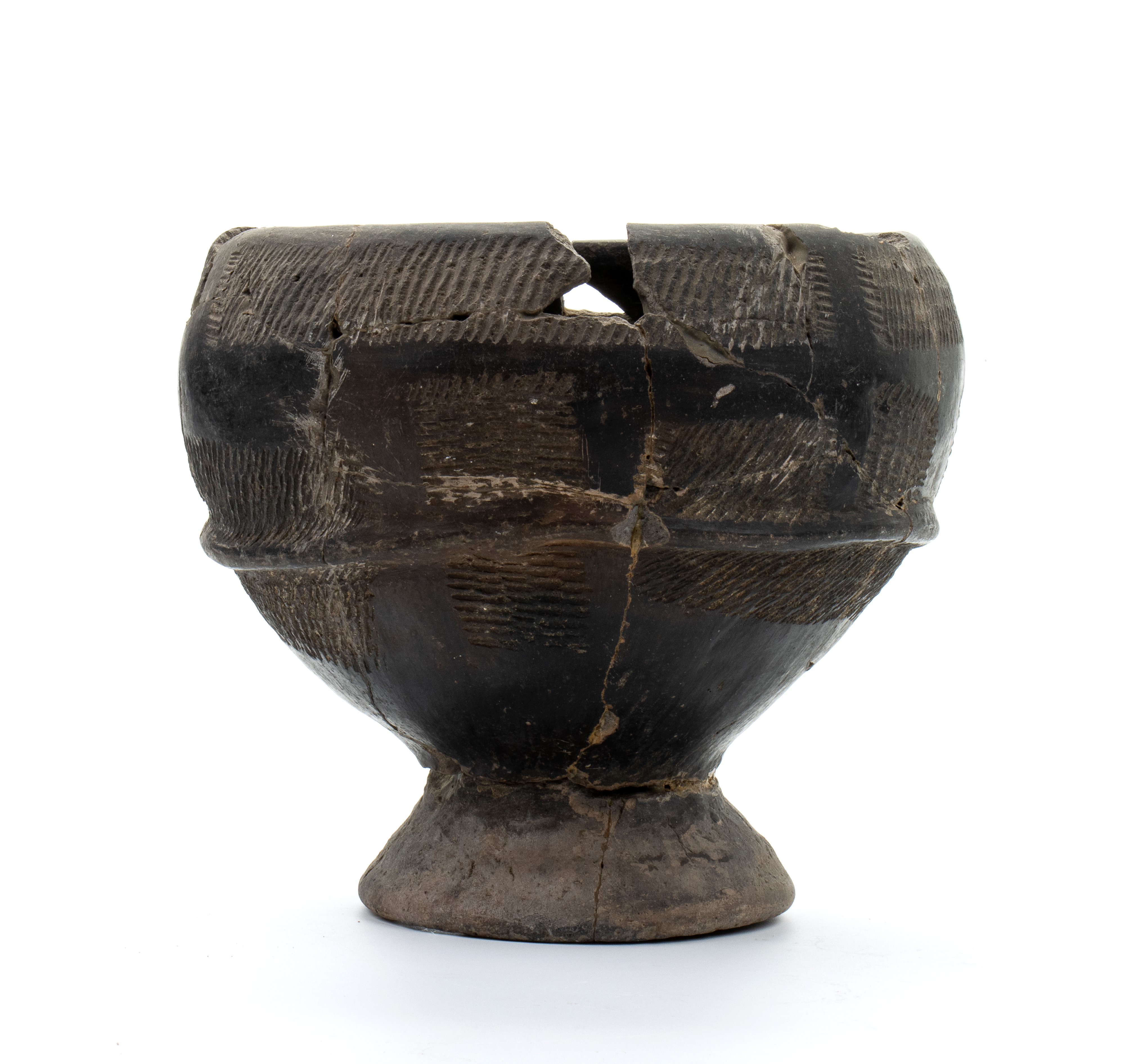 Grande cratere in ceramica buccheroide ricomposto a frammenti