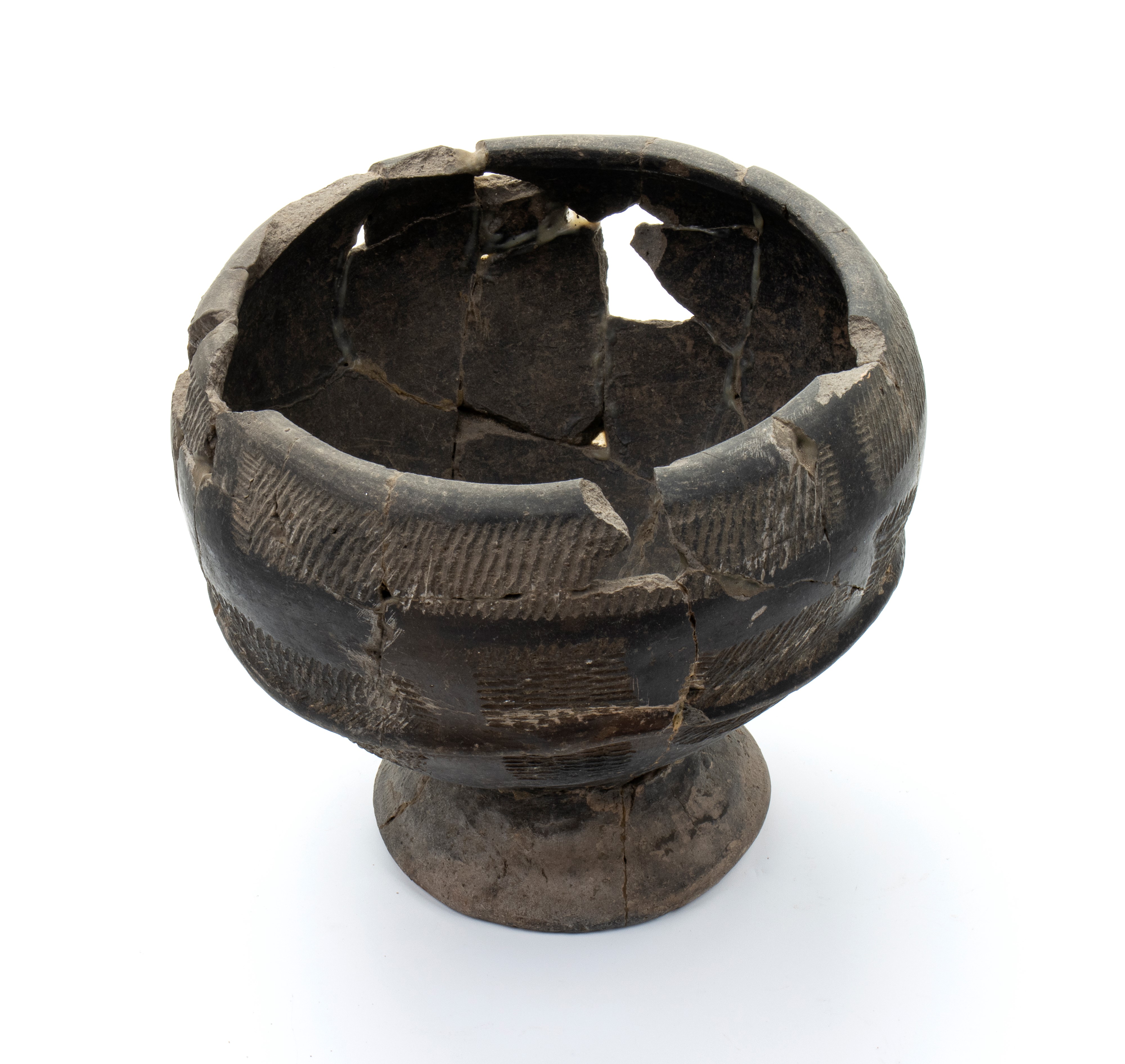 Grande cratere in ceramica buccheroide ricomposto a frammenti