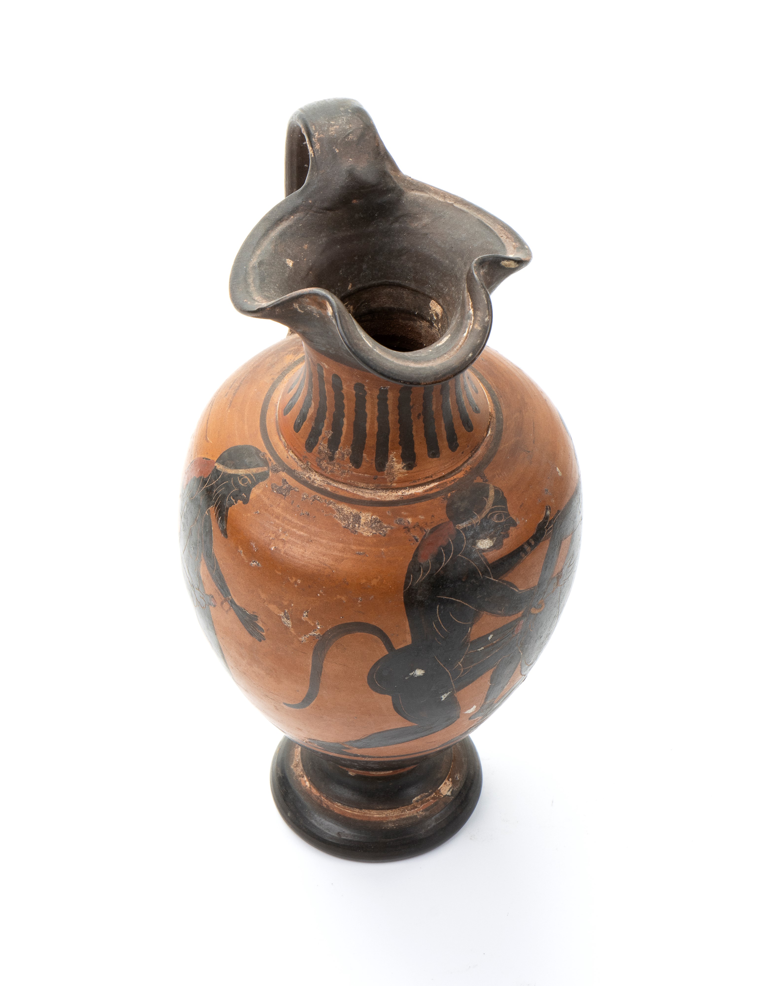 Oinochoe in ceramica arcaica a figure nere con becco carenato rafigurante scene erotiche