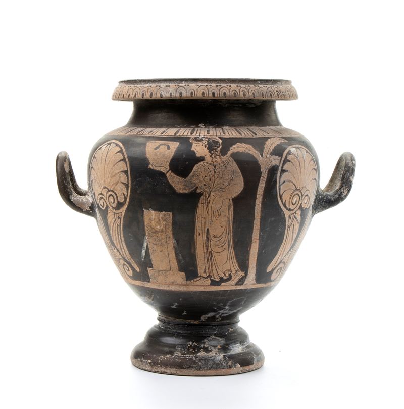Hydra biansata in ceramica classica a figure rosse rappresentante figura di offerente tra motivi ...