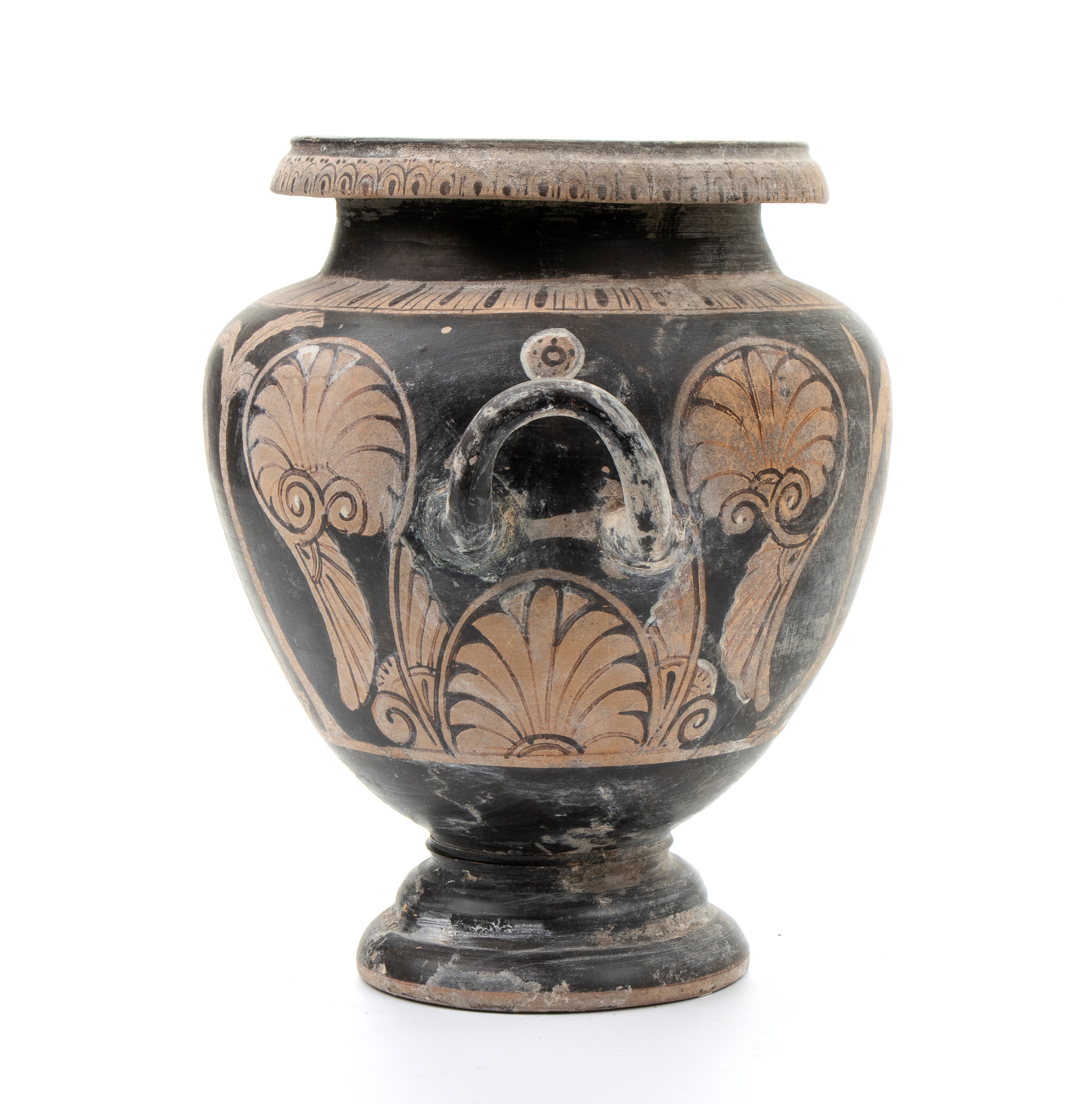 Hydra biansata in ceramica classica a figure rosse rappresentante figura di offerente tra motivi ...