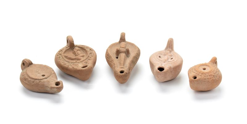 Lotto di 5 lucerne in terracotta con decori a rilievo con Ape, Cibele Siriaca, un priapo, ancora ...
