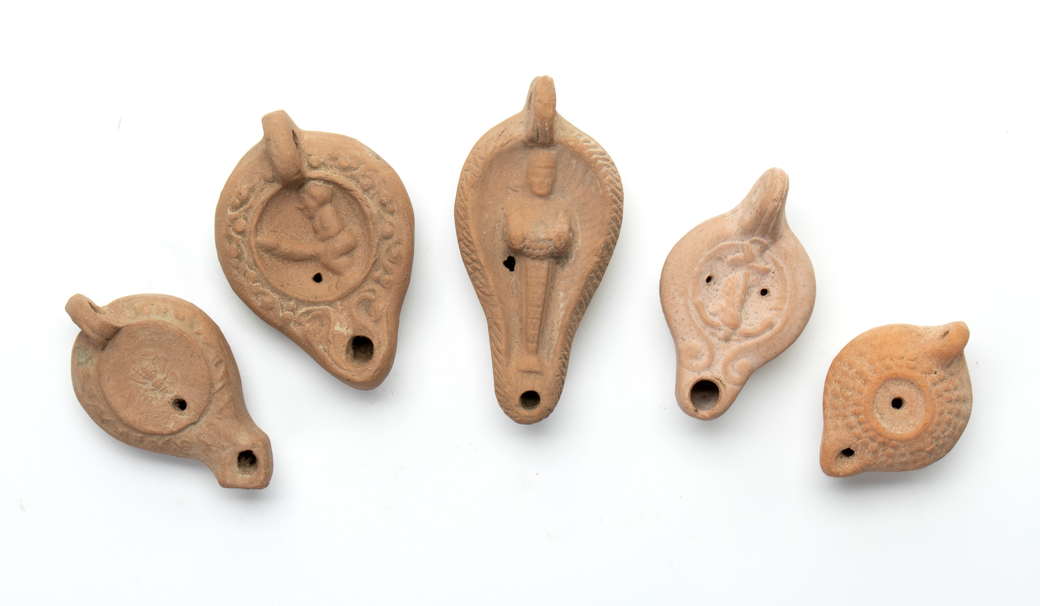 Lotto di 5 lucerne in terracotta con decori a rilievo con Ape, Cibele Siriaca, un priapo, ancora ...