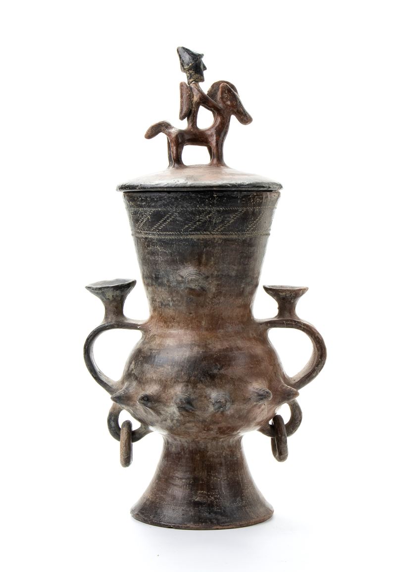 Vaso biconico sannita in ceramica buccheroide con decoro zoomorgo sul coperchio e umboni con anel...