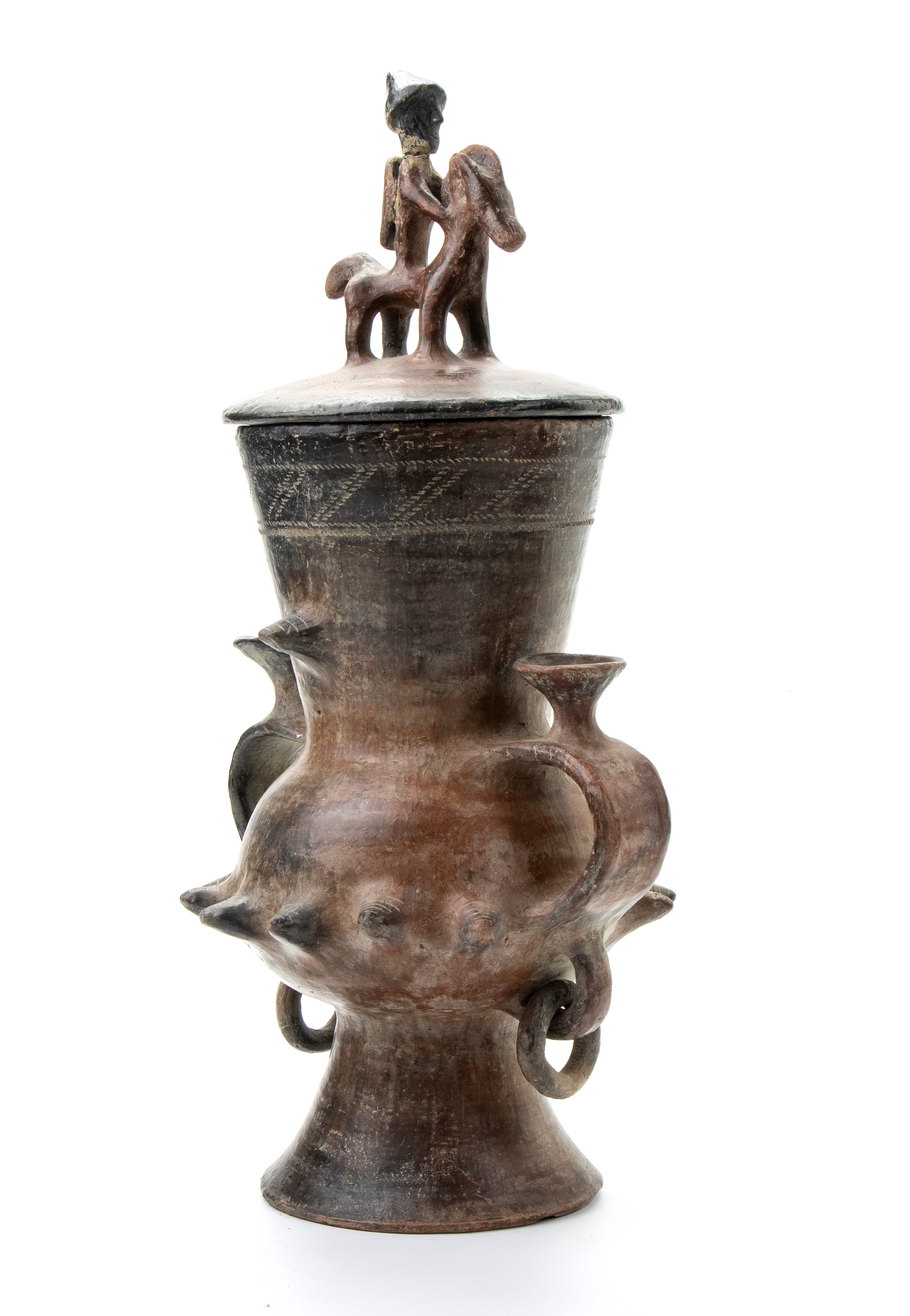 Vaso biconico sannita in ceramica buccheroide con decoro zoomorgo sul coperchio e umboni con anel...