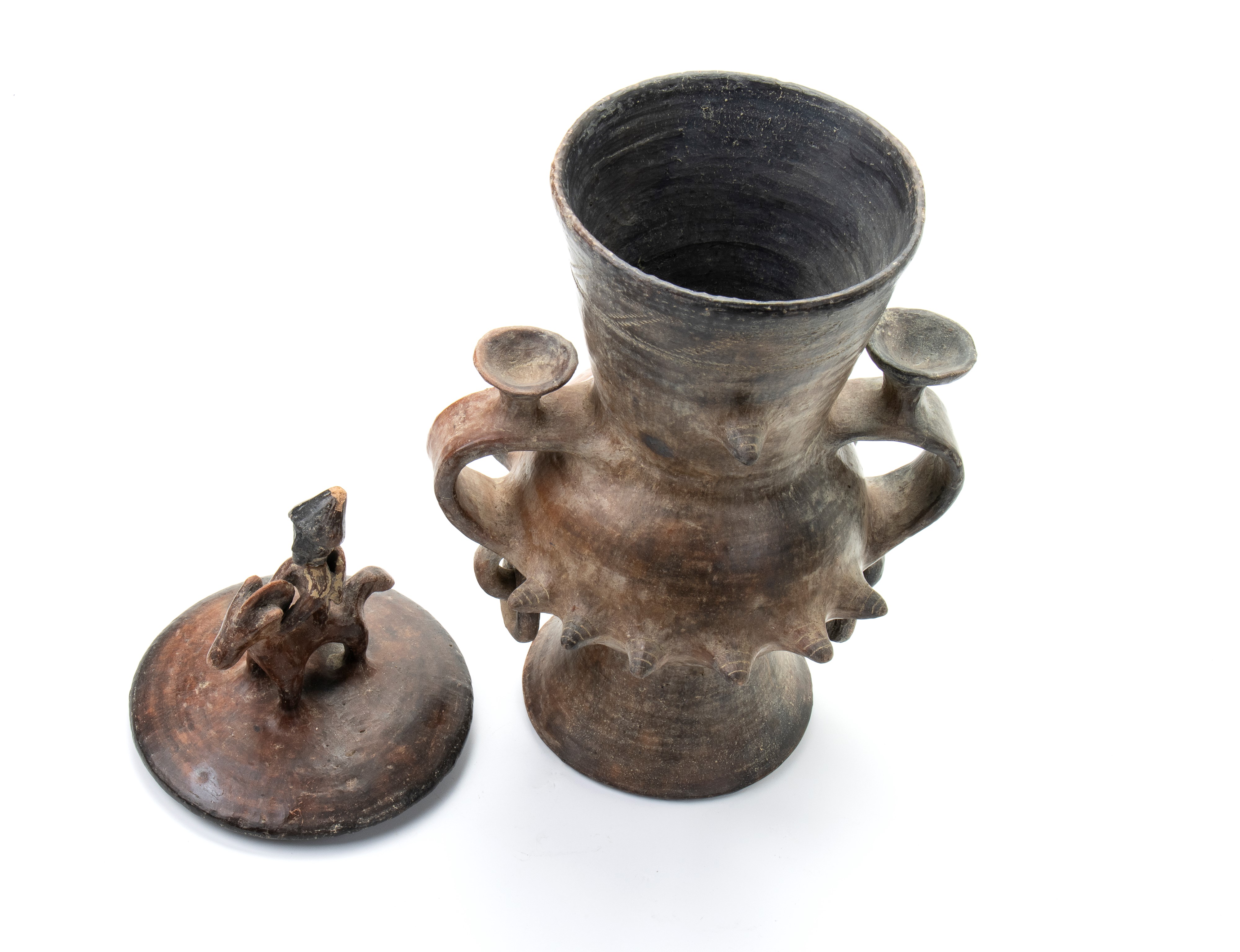 Vaso biconico sannita in ceramica buccheroide con decoro zoomorgo sul coperchio e umboni con anel...