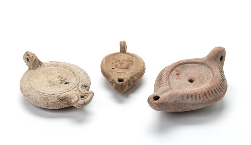 Lotto di Tre Lucerne in Terracotta, una con Decoro a Rilievo a Guisa di Scorpione