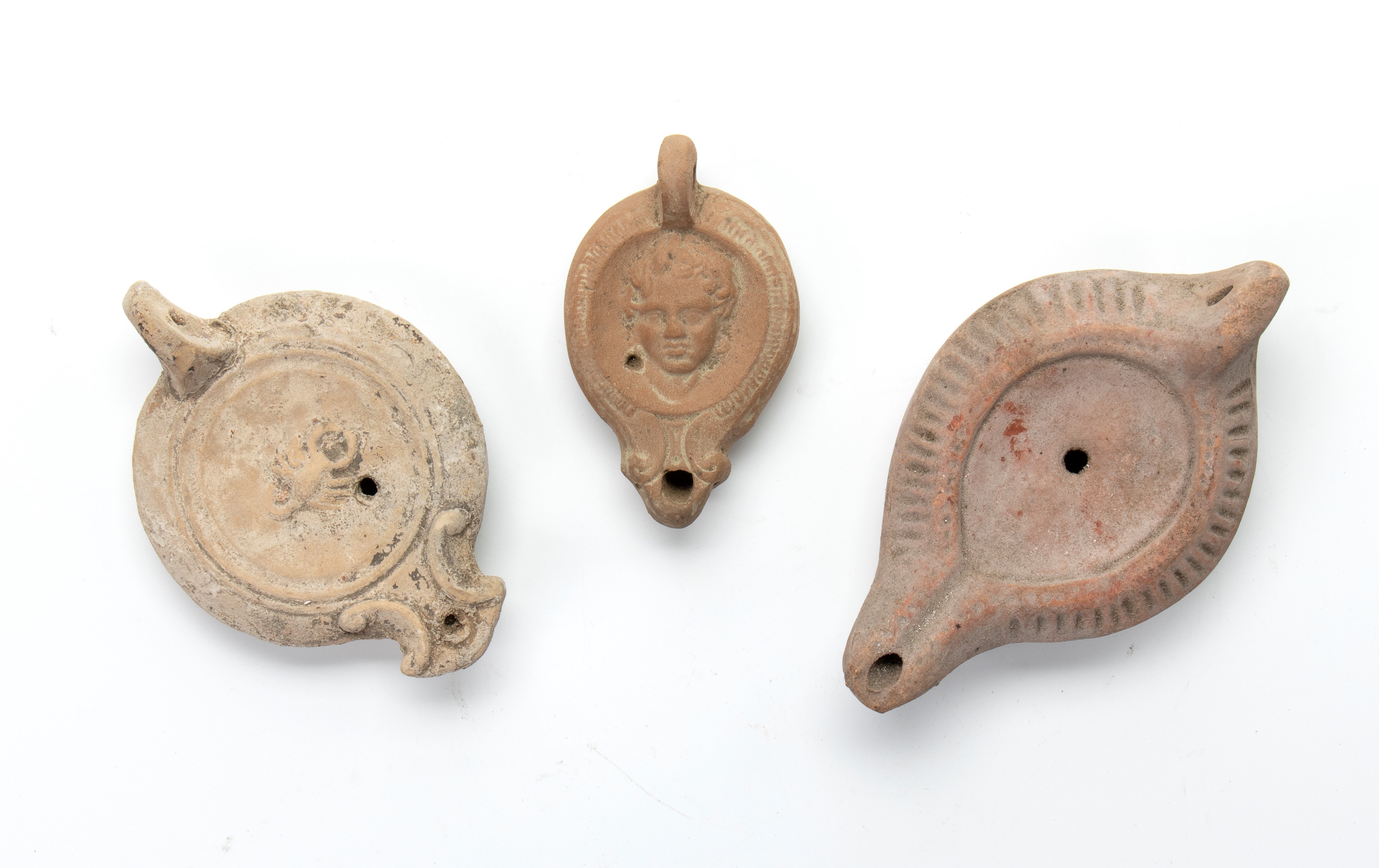 Lotto di Tre Lucerne in Terracotta, una con Decoro a Rilievo a Guisa di Scorpione