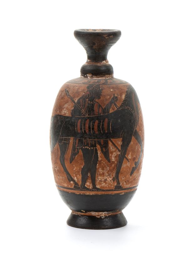 Oinochoe in ceramica arcaica a figure nere con guerriero a piedi al fianco del cavallo