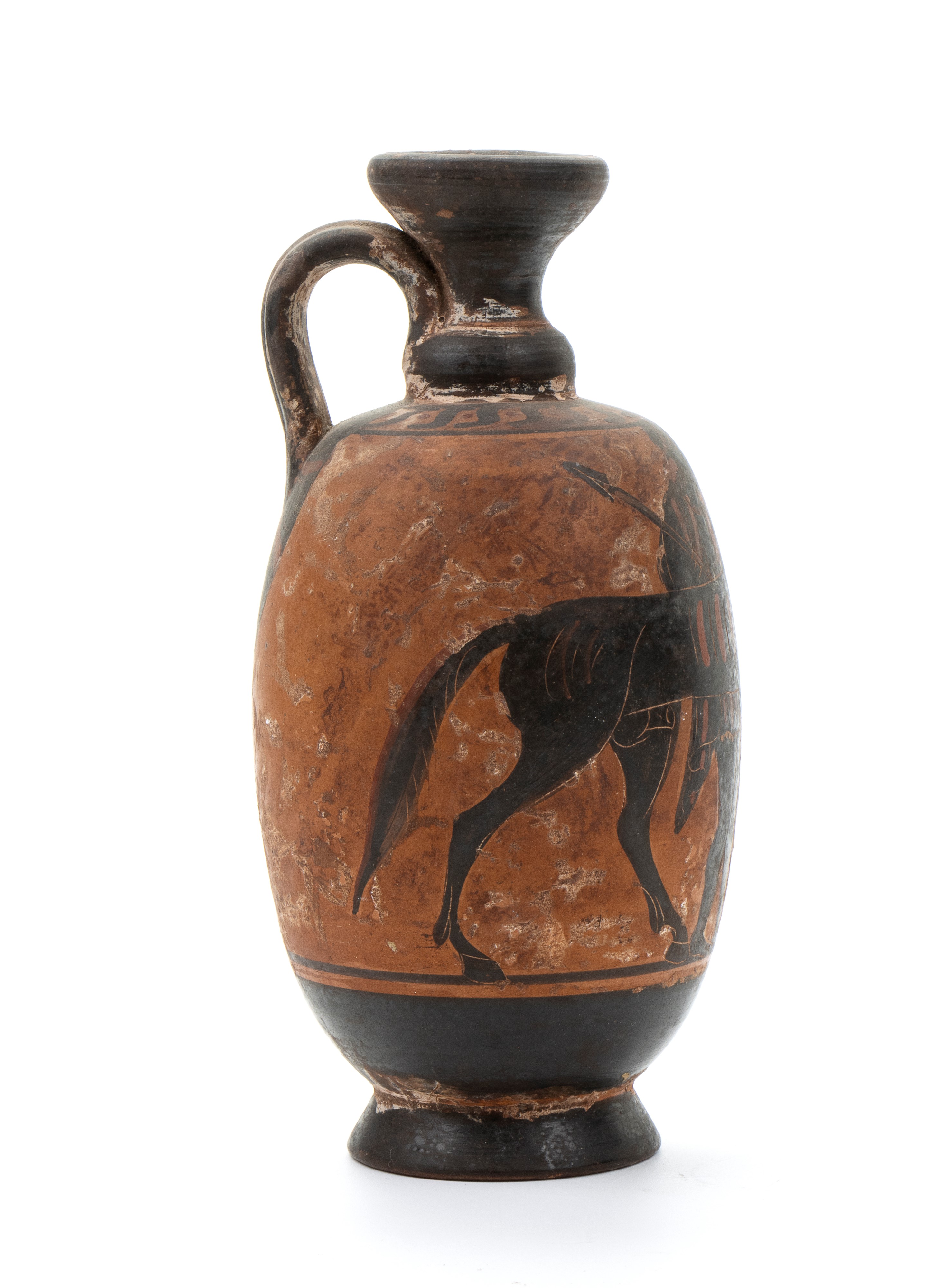 Oinochoe in ceramica arcaica a figure nere con guerriero a piedi al fianco del cavallo