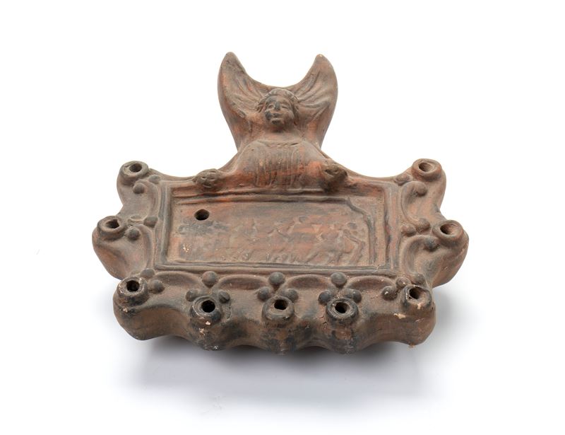 Lucerna in terracotta a 10 ugelli, decori a rilievo e bassorilievo centrale raffigurante thiasos ...