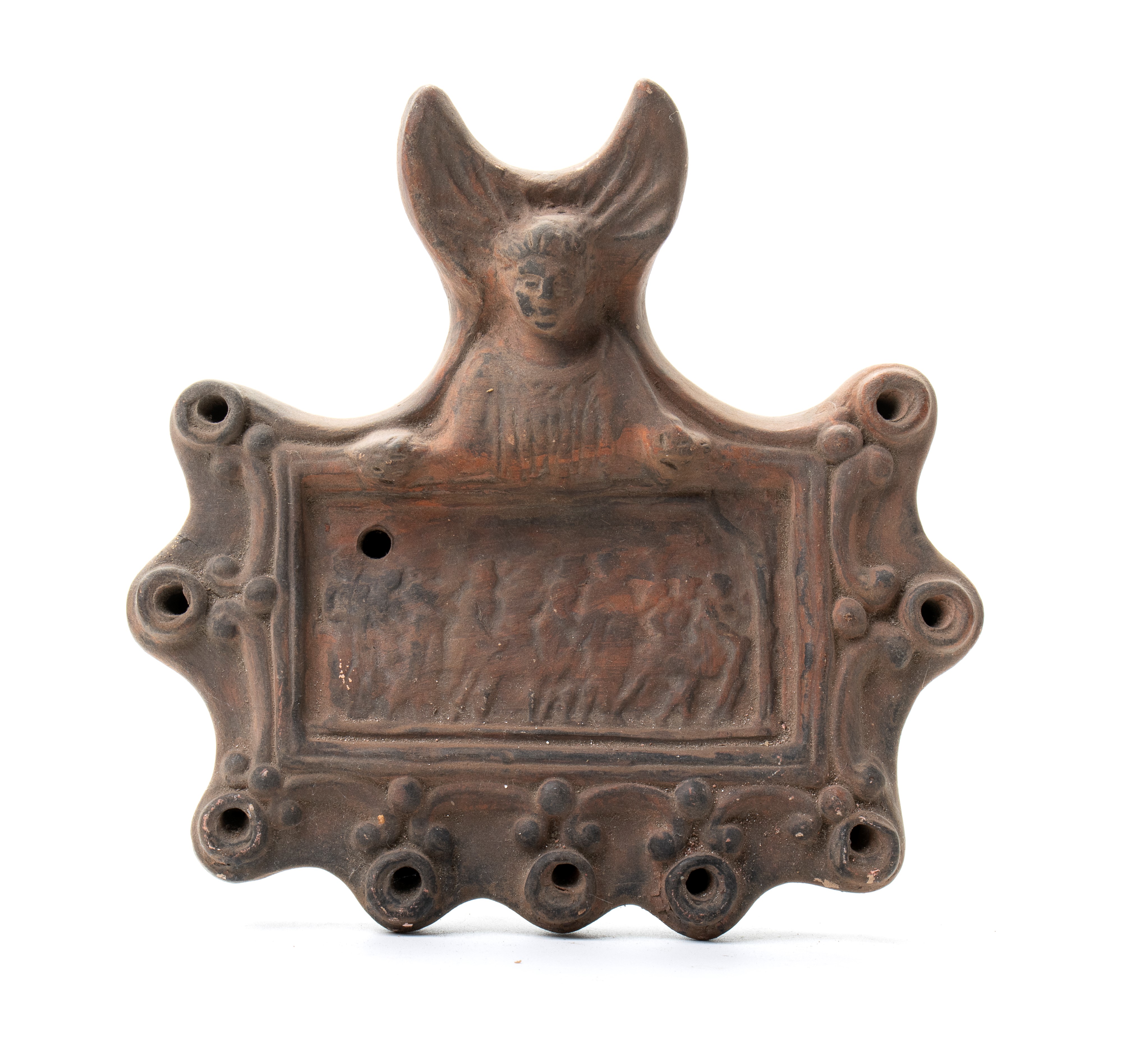 Lucerna in terracotta a 10 ugelli, decori a rilievo e bassorilievo centrale raffigurante thiasos ...