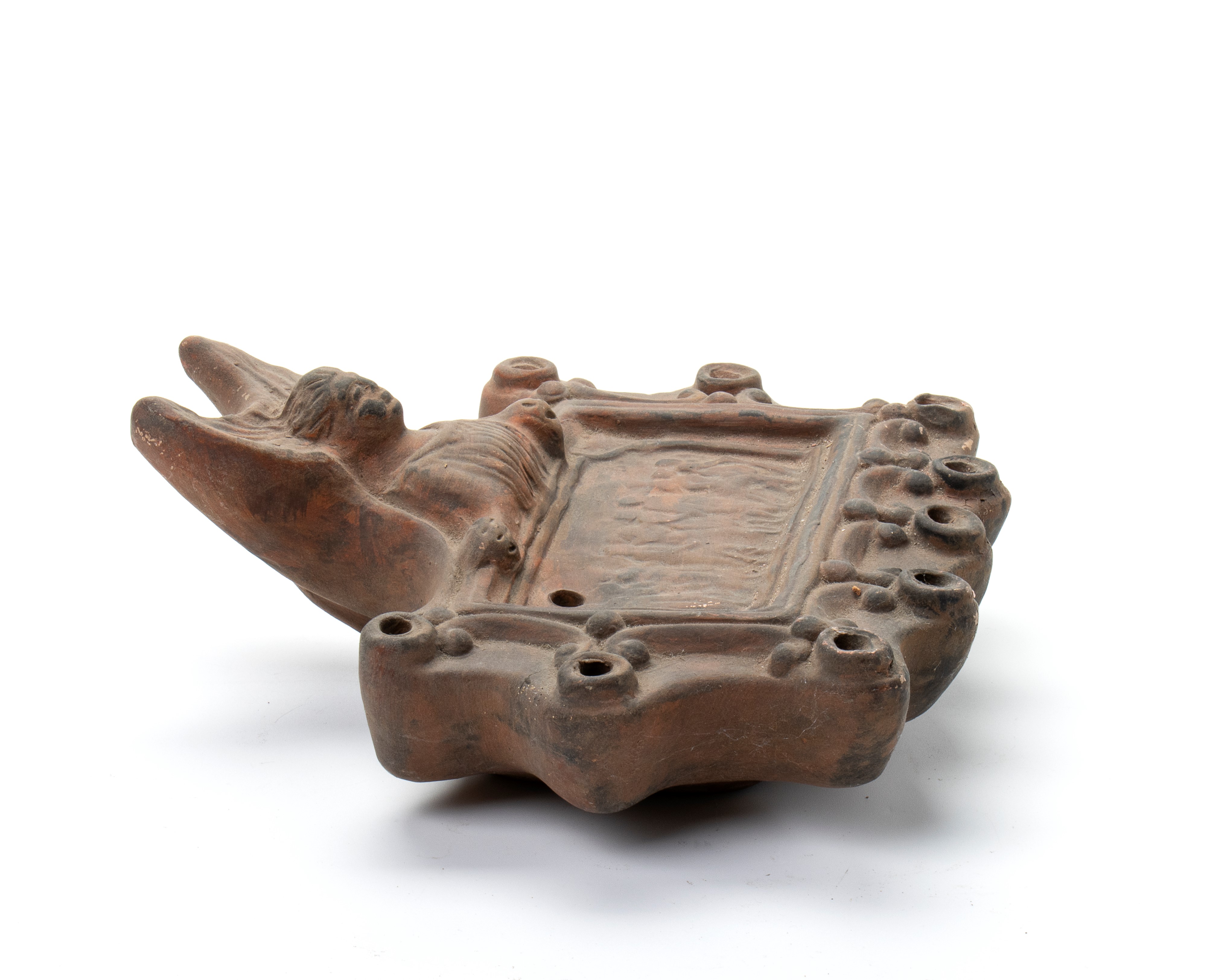 Lucerna in terracotta a 10 ugelli, decori a rilievo e bassorilievo centrale raffigurante thiasos ...