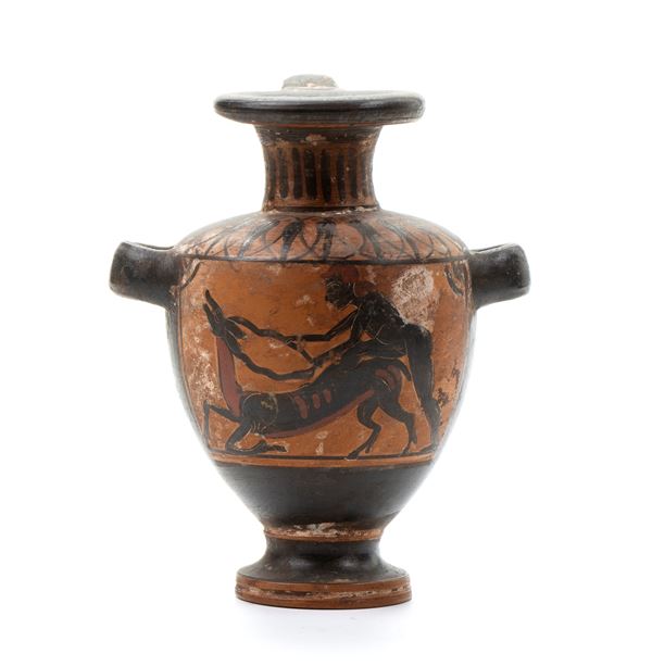 Oinochoe  biansato in ceramica arcaica a figure nere con scena venatoria 