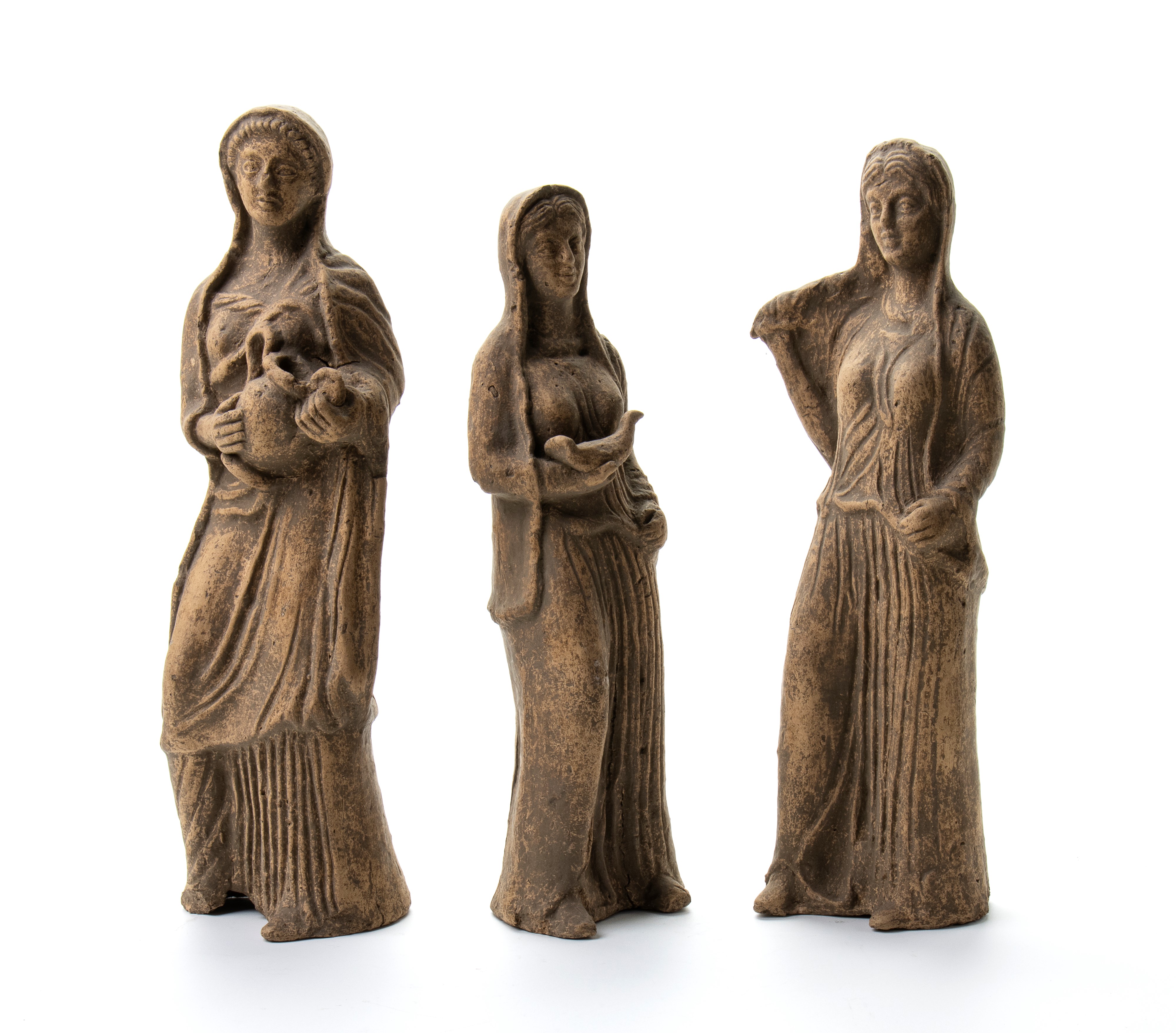 Lotto di tre tanagrine raffiguranti figure muliebri