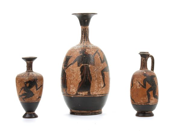 Lotto di tre oinochoe in ceramica arcaica a figure nere con figure di lottatori