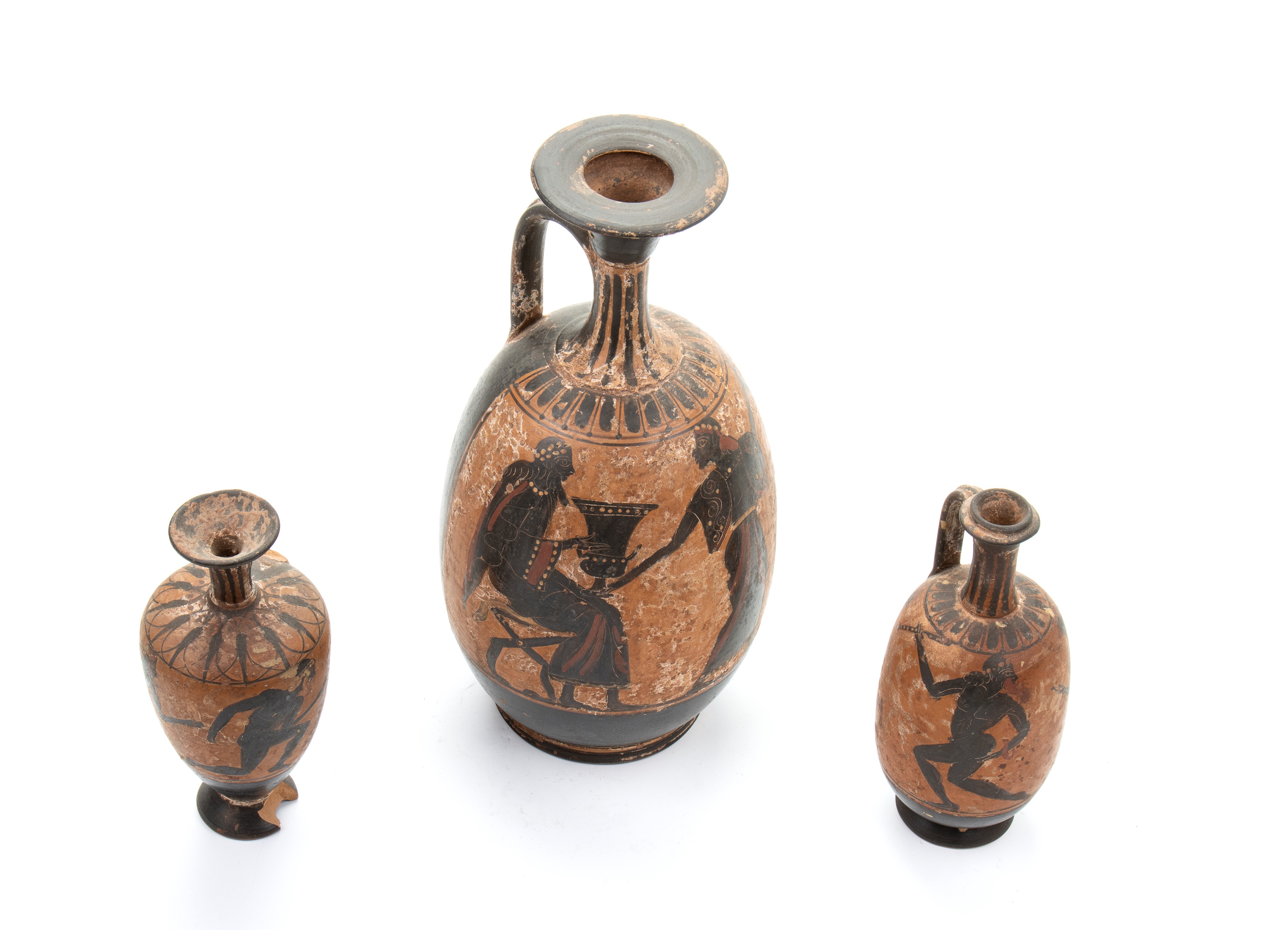 Lotto di tre oinochoe in ceramica arcaica a figure nere con figure di lottatori