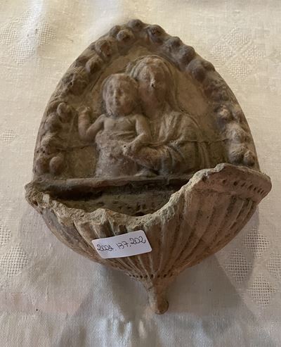 Frammento di Acquasantiera Raffigurante la Madonna con in Braccio il Bambino in un Serto Ogivale ...