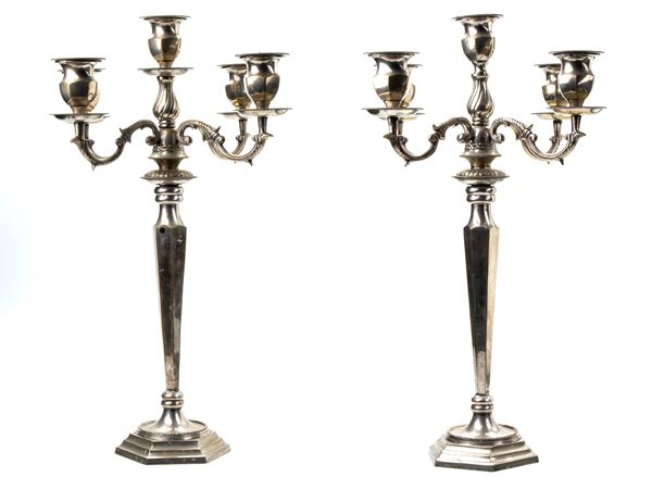 Coppia di eleganti candelabri a 5 fuochi in metallo argentato