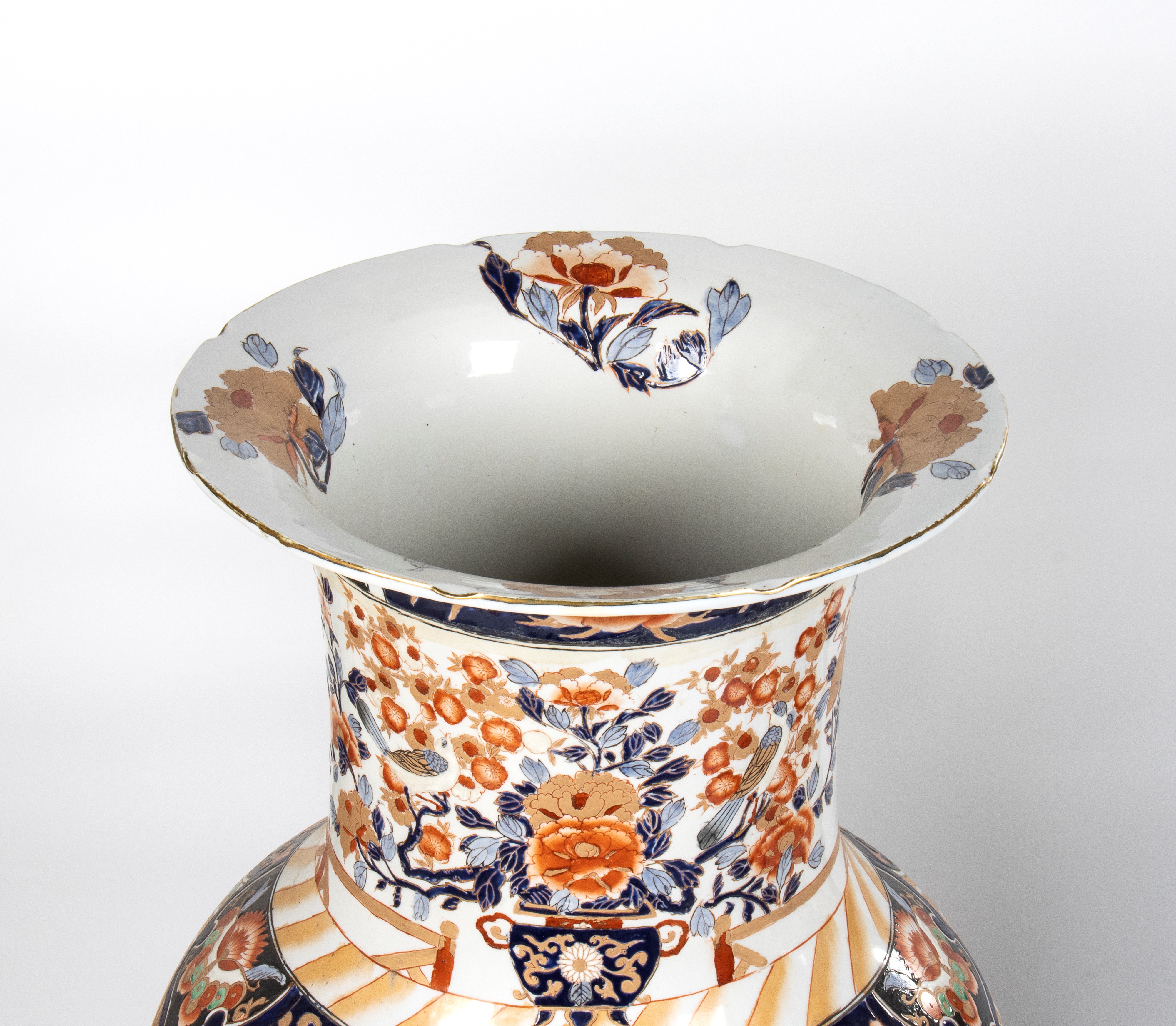 Coppia di grandi vasi satsuma con base in legno