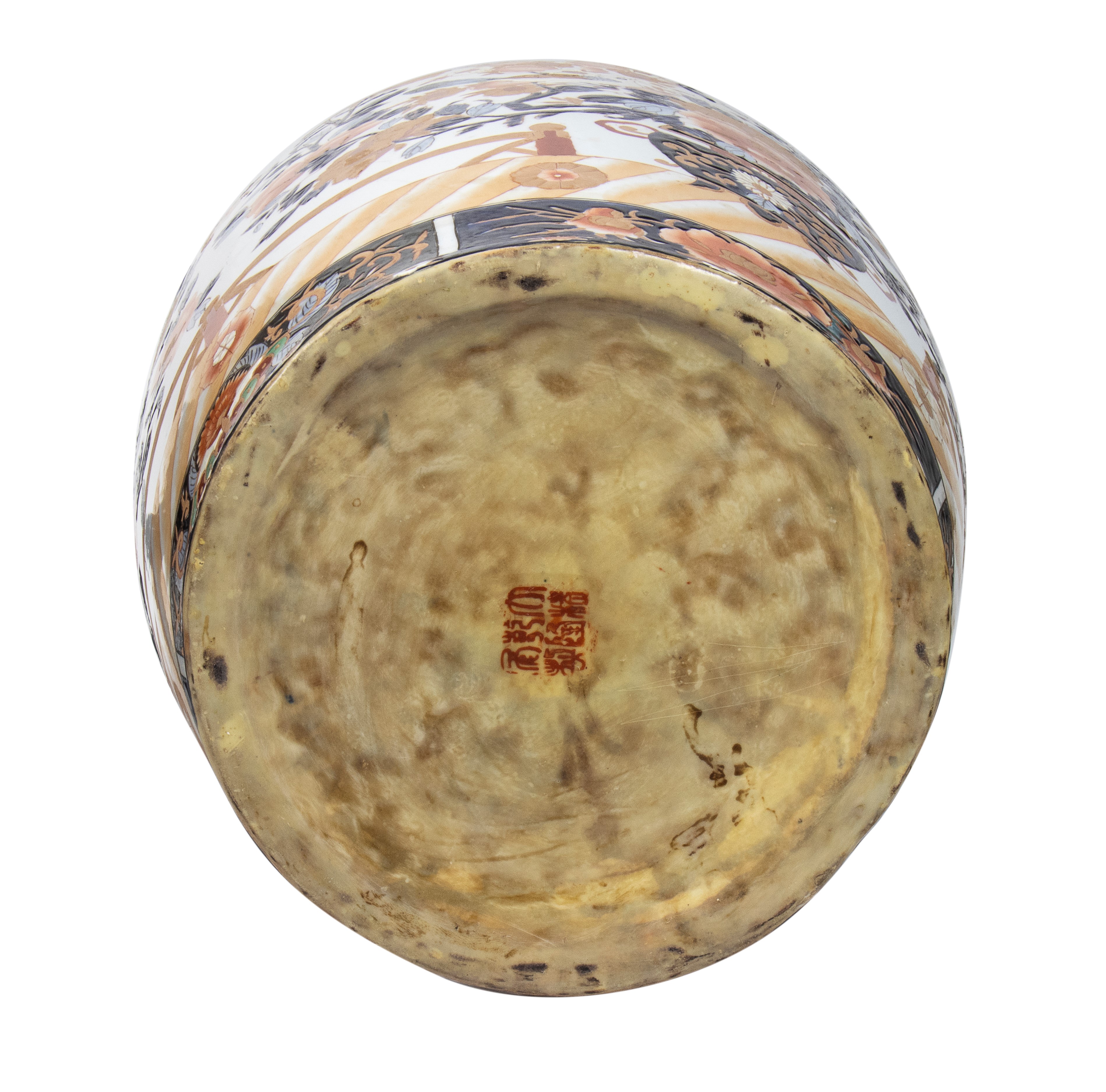 Coppia di grandi vasi satsuma con base in legno